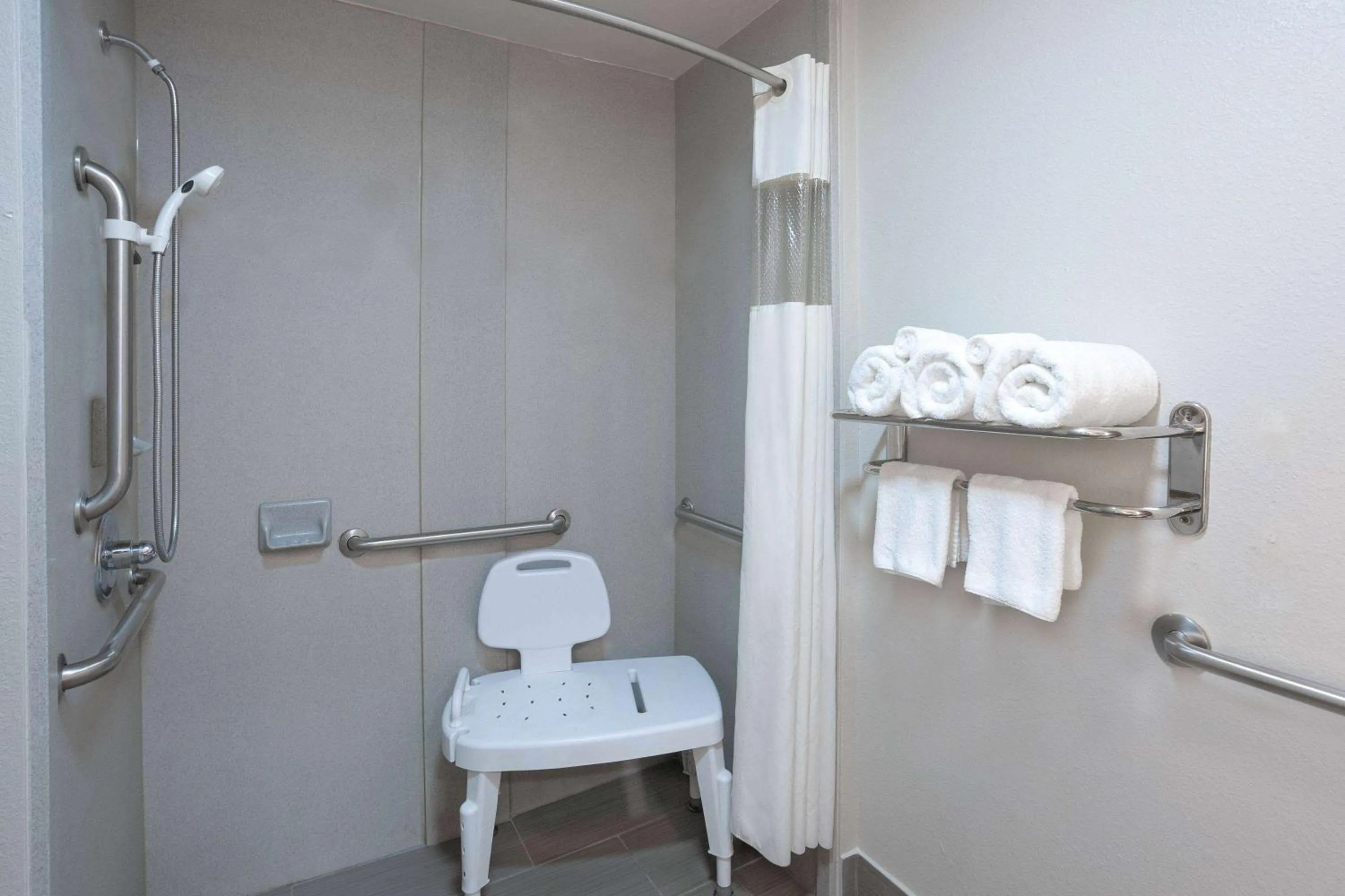 Shower in La Quinta by Wyndham Mobile - Daphne