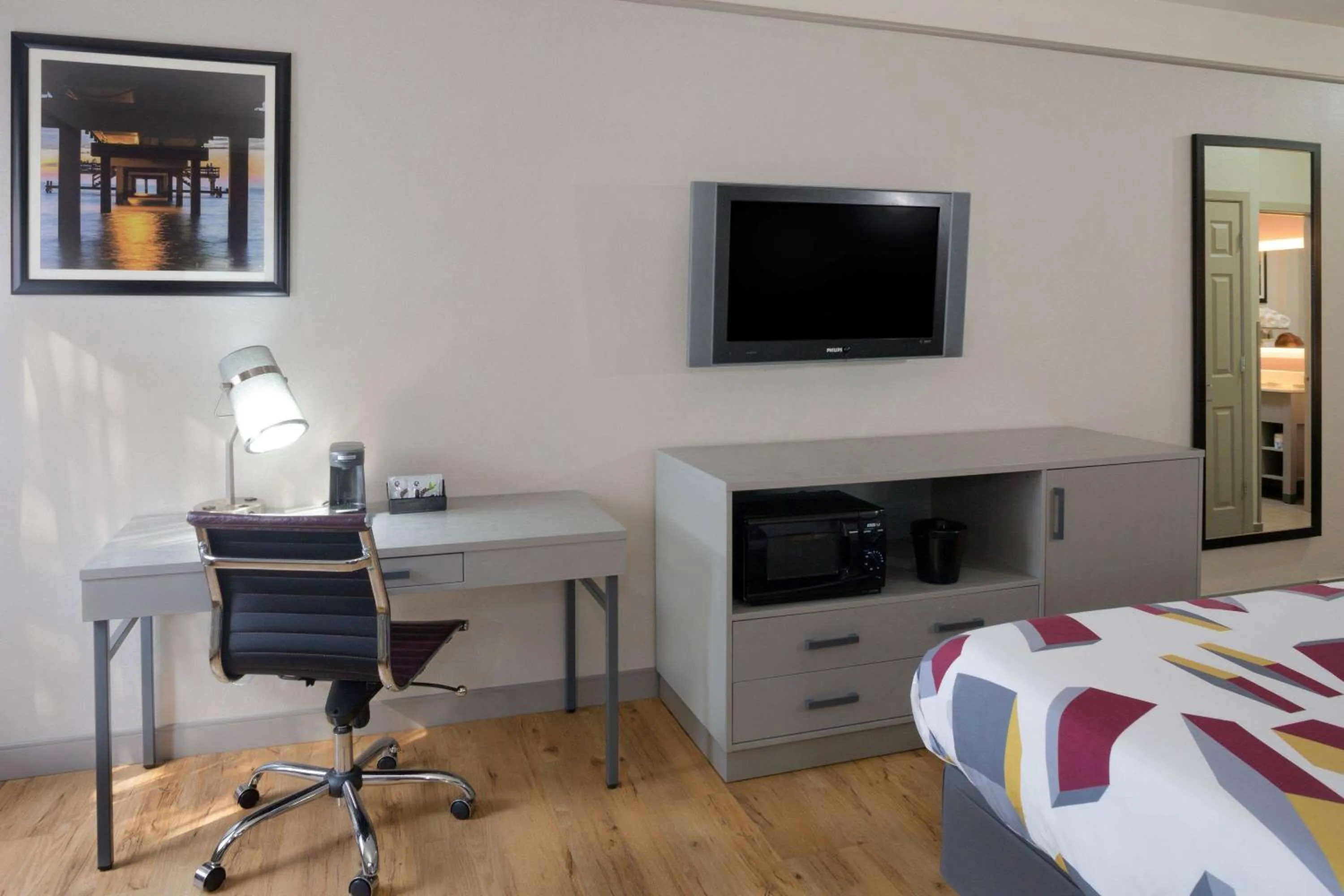 Photo of the whole room, Bed in La Quinta by Wyndham Mobile - Daphne