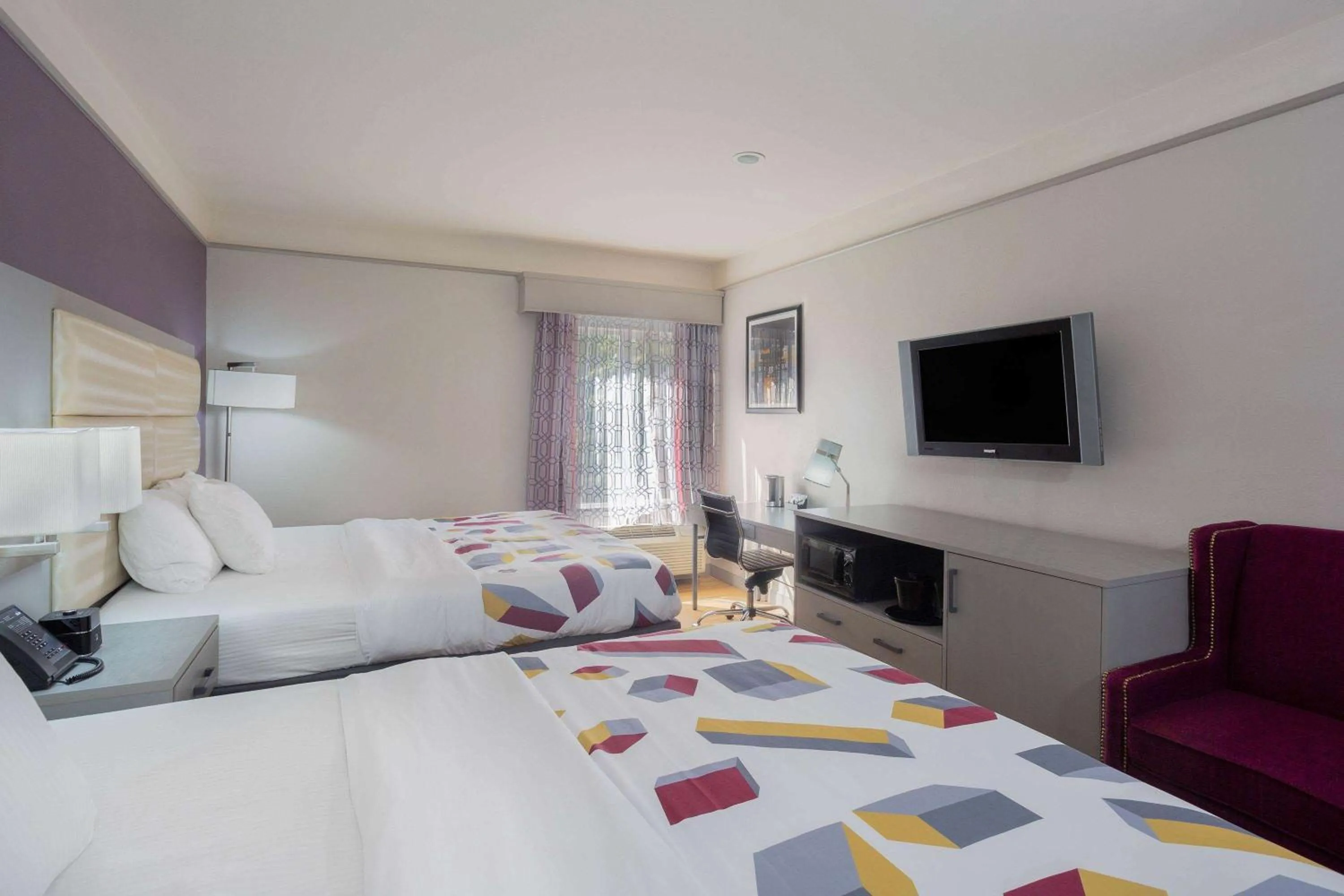 Photo of the whole room, Bed in La Quinta by Wyndham Mobile - Daphne