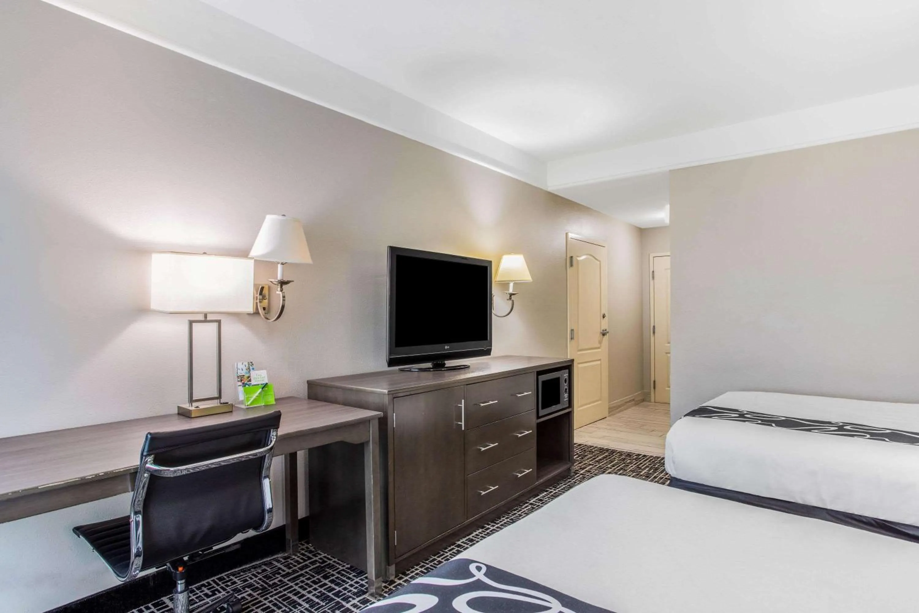 Photo of the whole room, Bed in La Quinta by Wyndham Fultondale Birmingham North