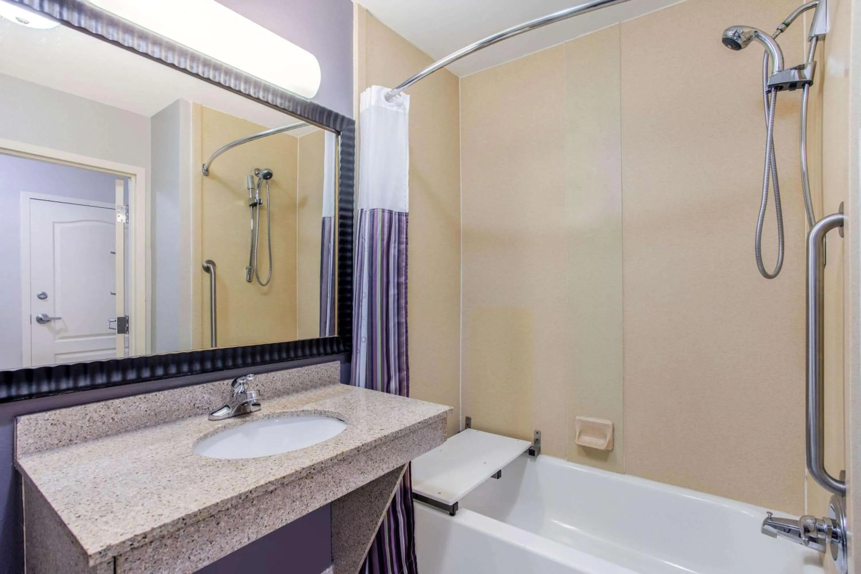 Bathroom in La Quinta by Wyndham Fultondale Birmingham North
