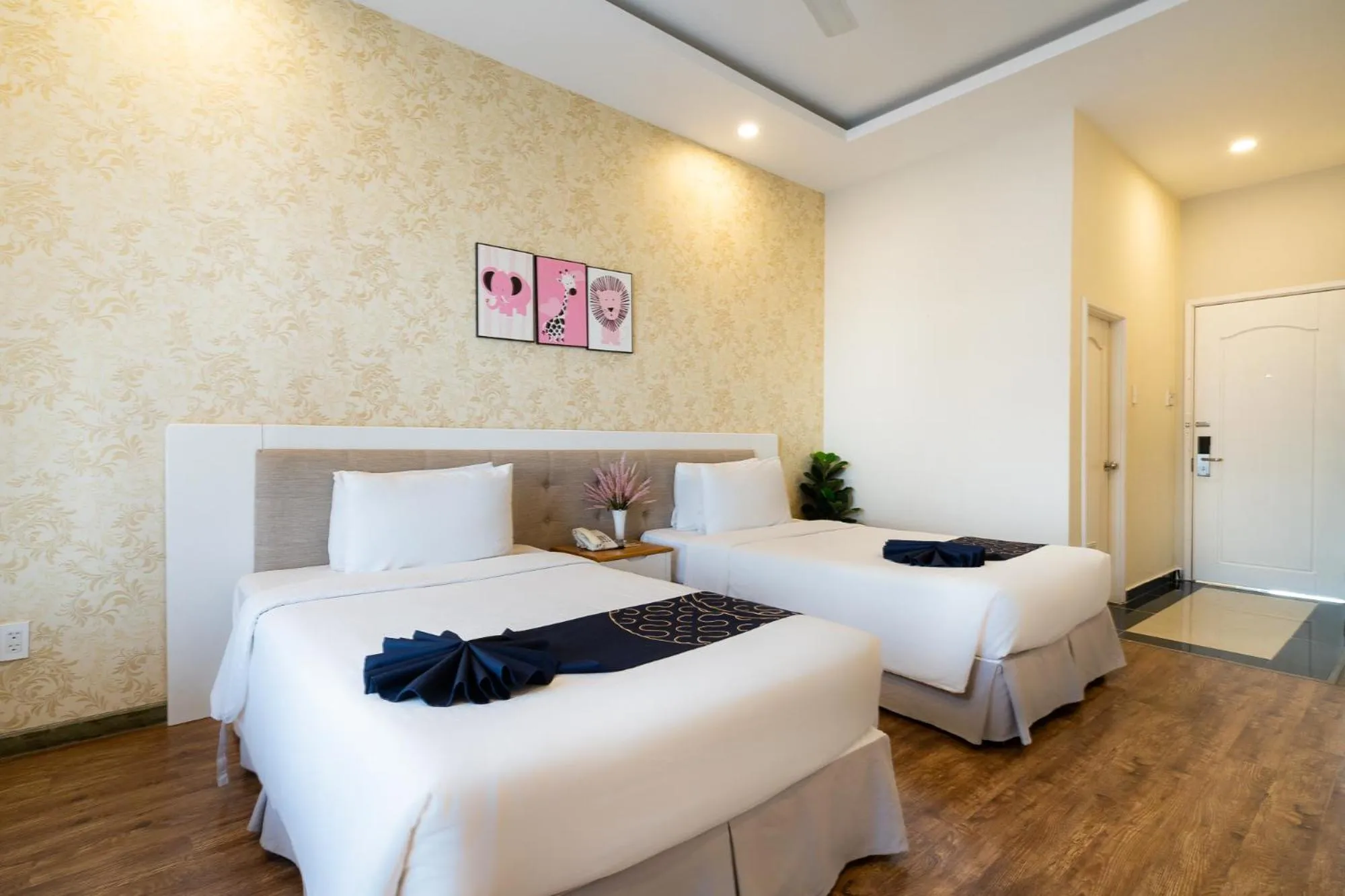 Photo of the whole room, Bed in Saigon's Book Da Lat Hotel