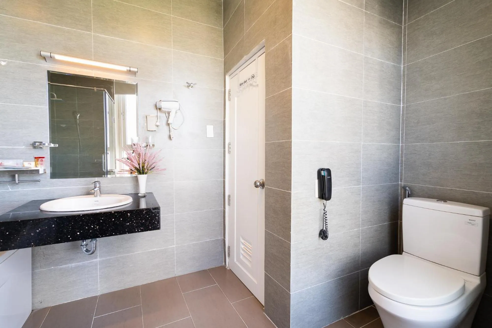 Toilet in Saigon's Book Da Lat Hotel