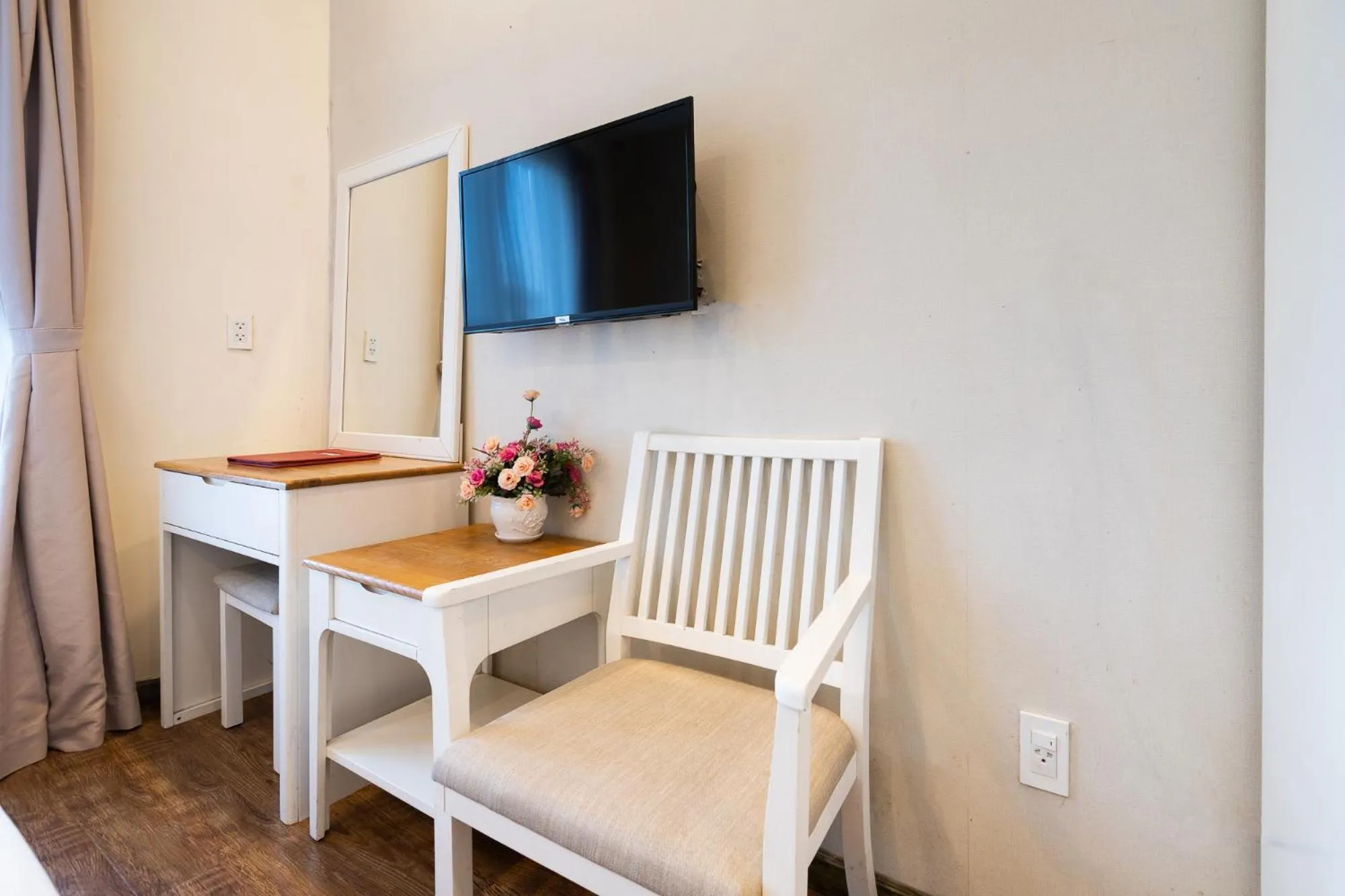 Communal lounge/ TV room in Saigon's Book Da Lat Hotel