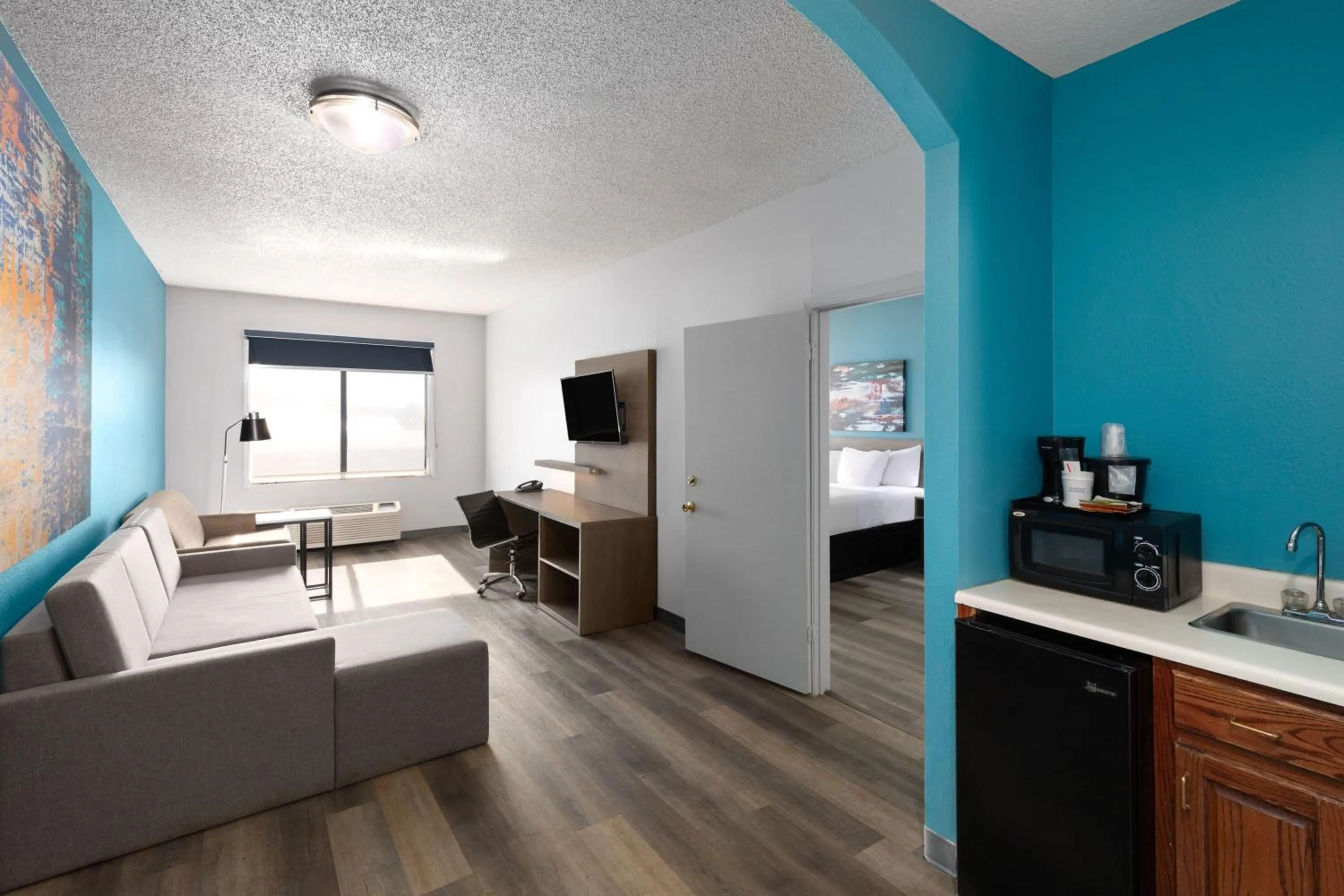 Photo of the whole room, Bed in La Quinta Inn by Wyndham Decatur Alabama