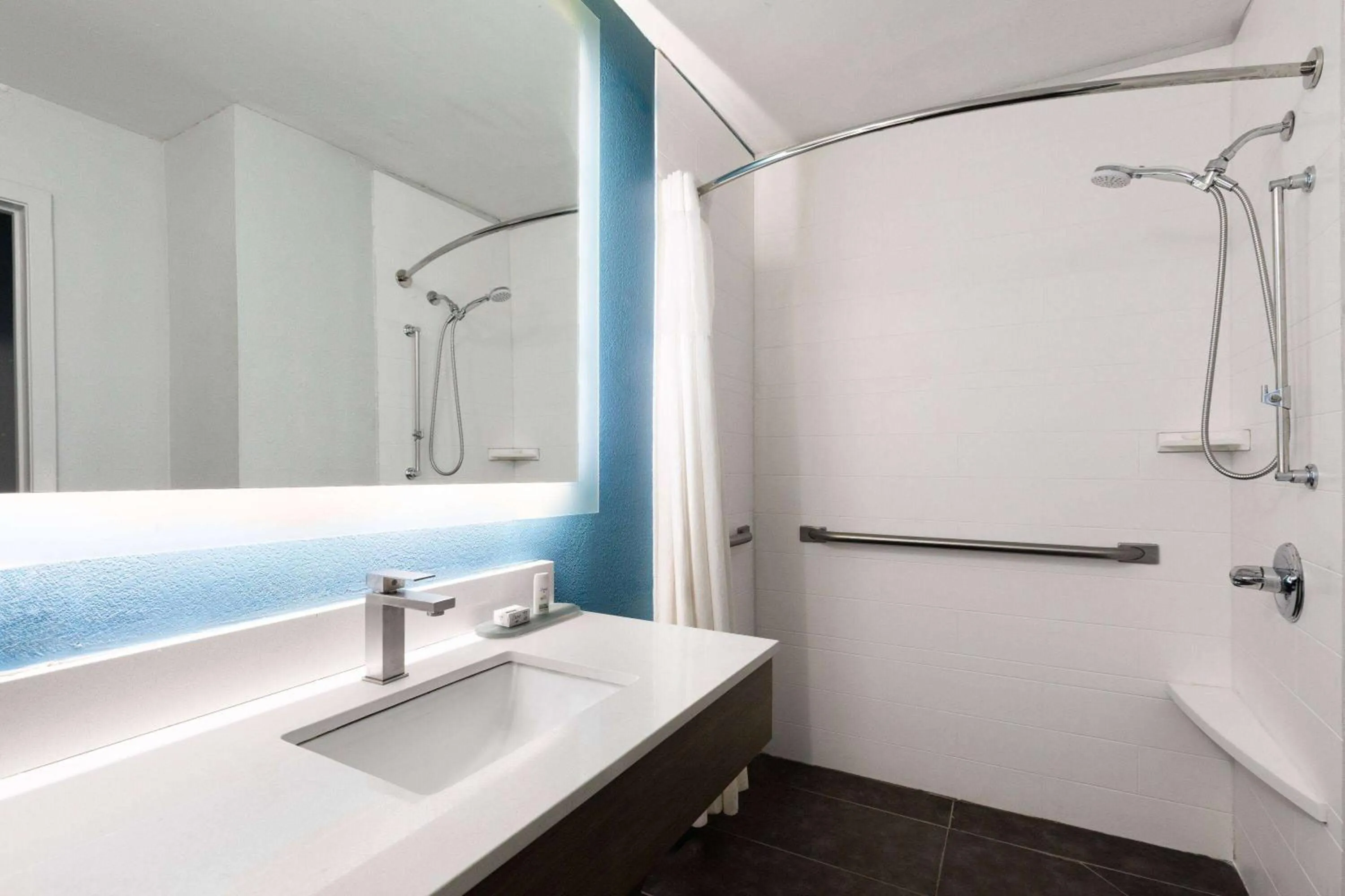 Shower in La Quinta Inn by Wyndham Decatur Alabama