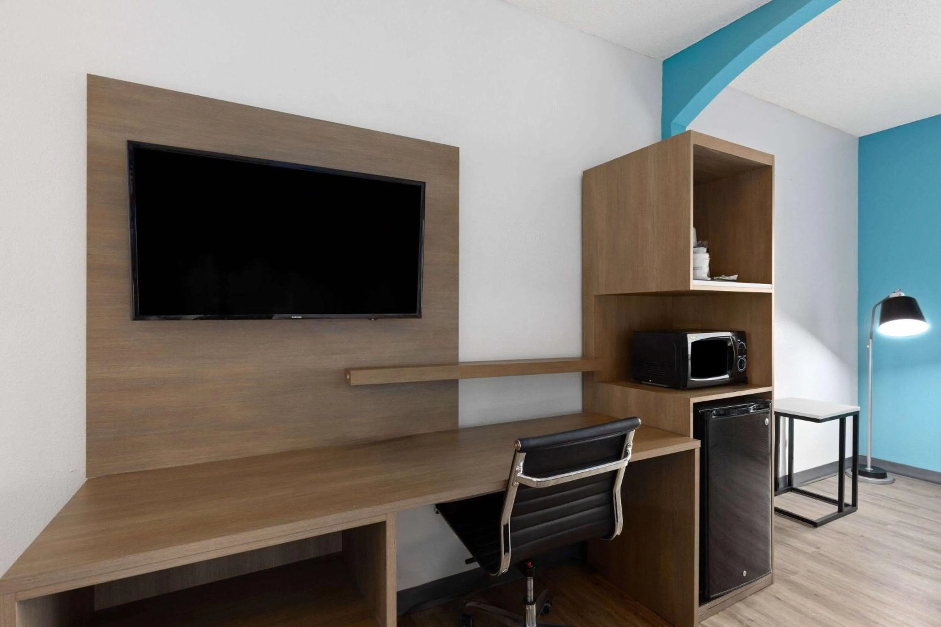 Photo of the whole room in La Quinta Inn by Wyndham Decatur Alabama