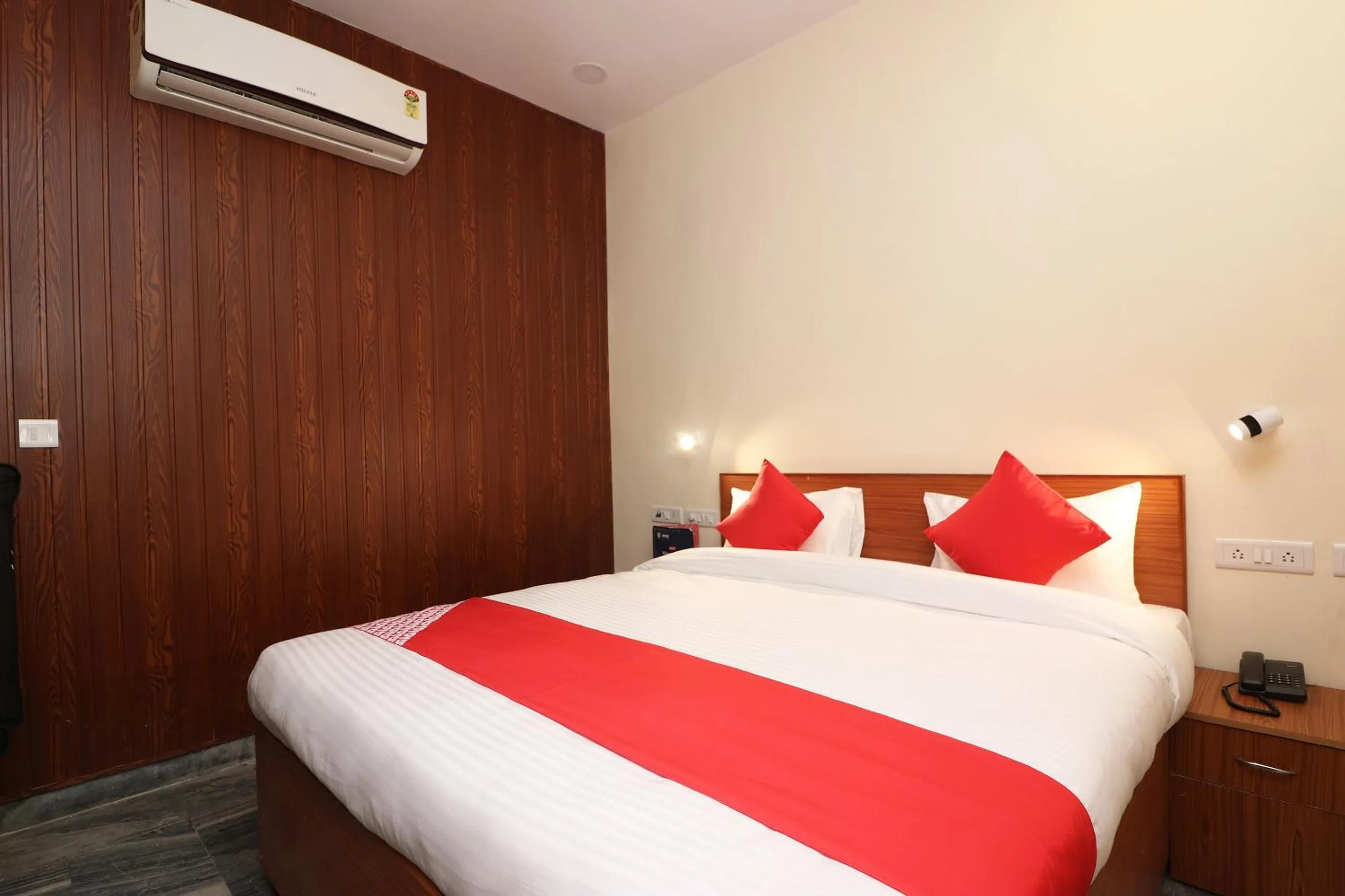 Bedroom, Bed in Hotel O Meerut International