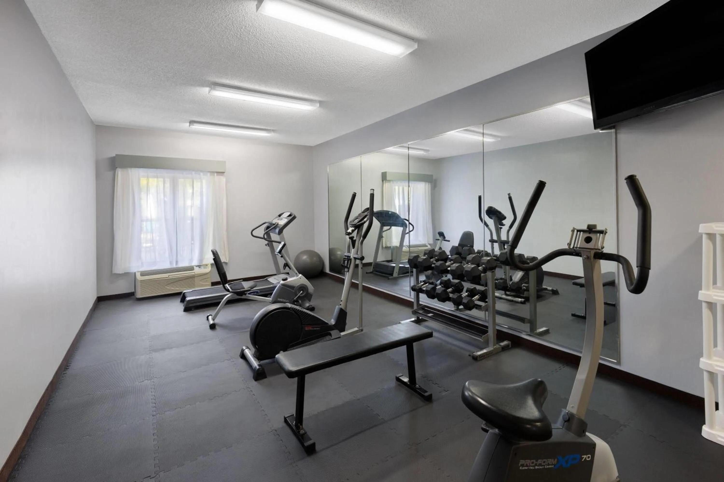 Fitness centre/facilities in Baymont by Wyndham Moss Point Pascagoula