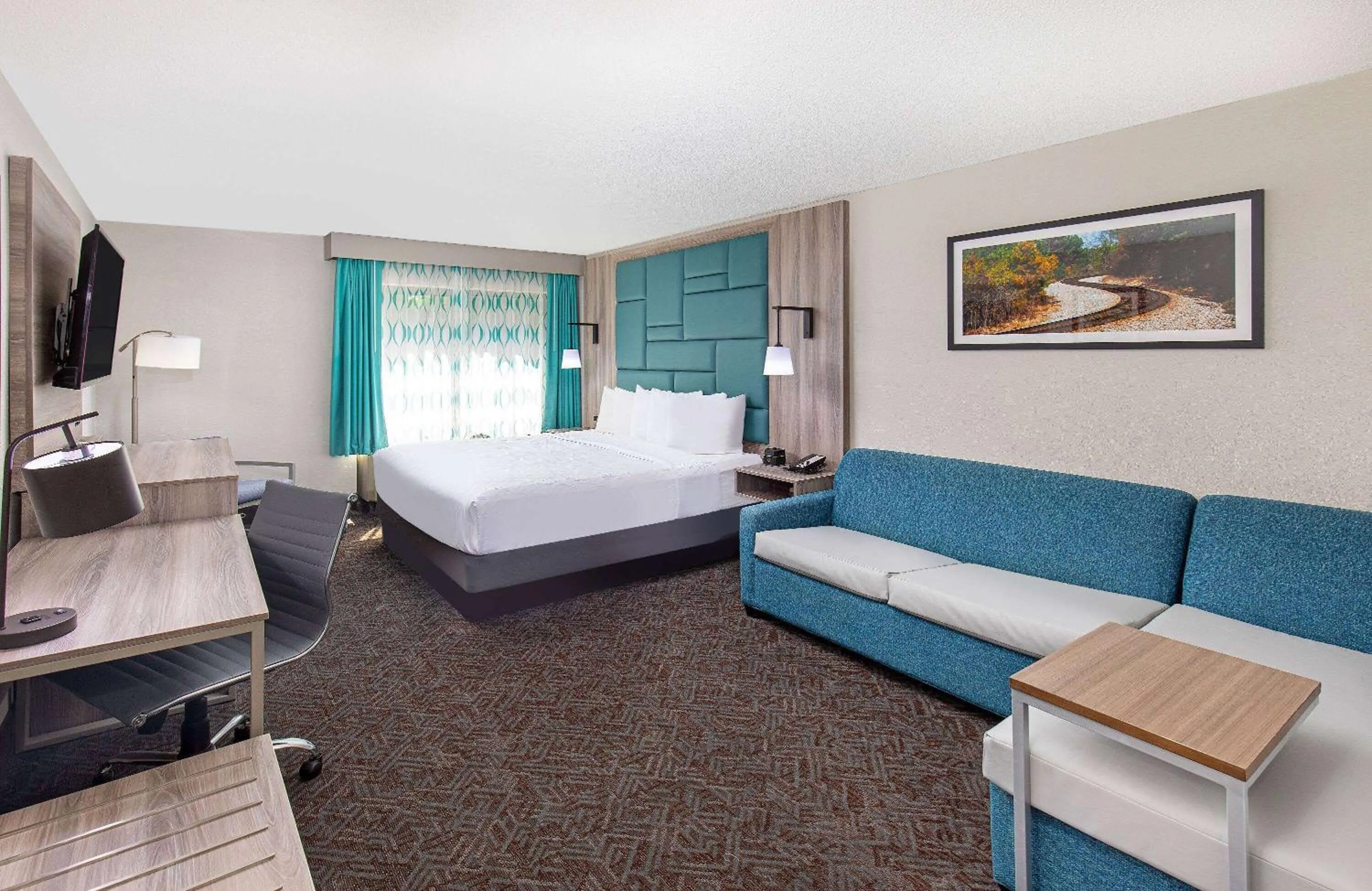 Photo of the whole room, Bed in La Quinta Inn by Wyndham Pigeon Forge-Dollywood