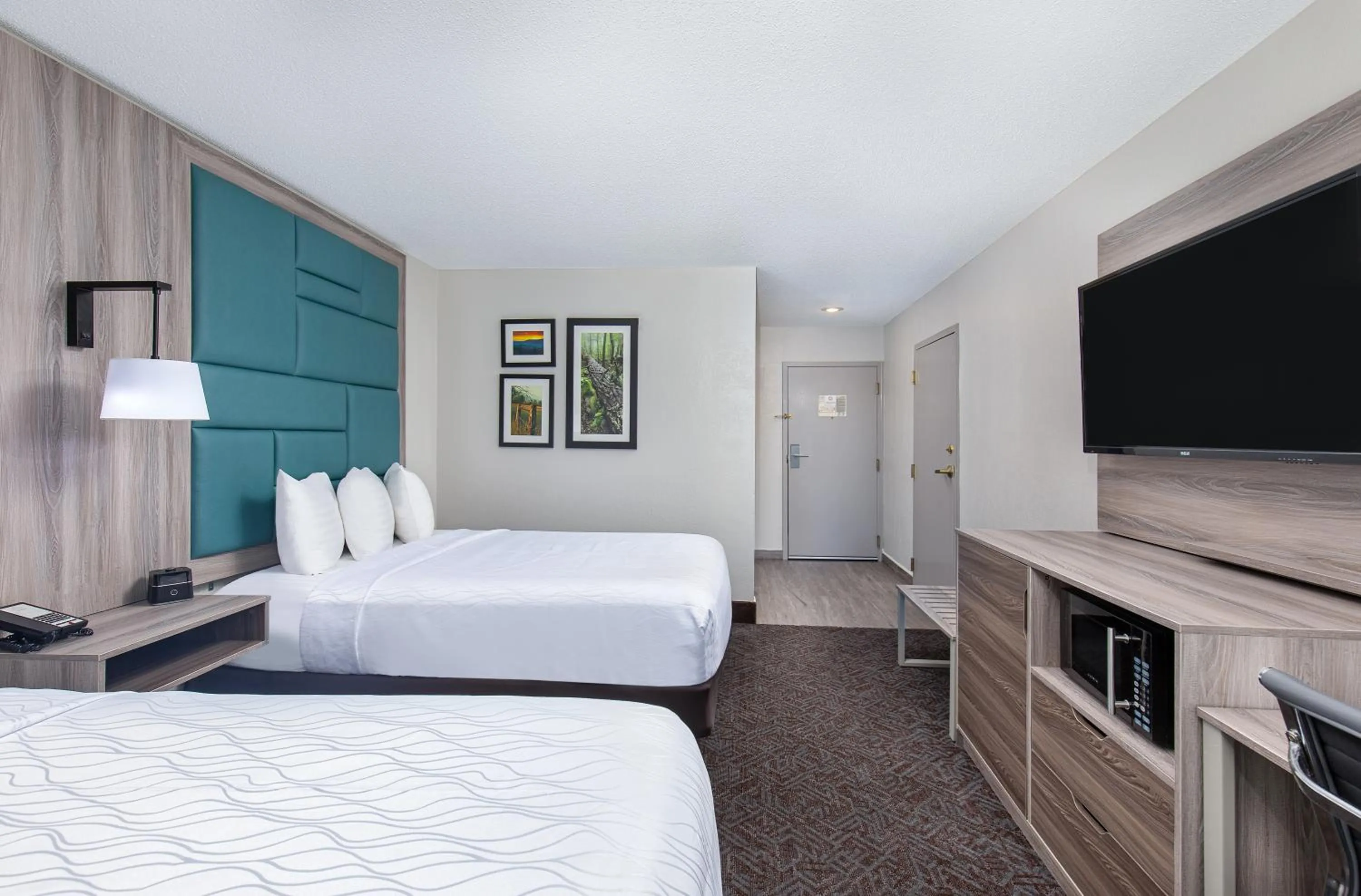 Bed in La Quinta Inn by Wyndham Pigeon Forge-Dollywood