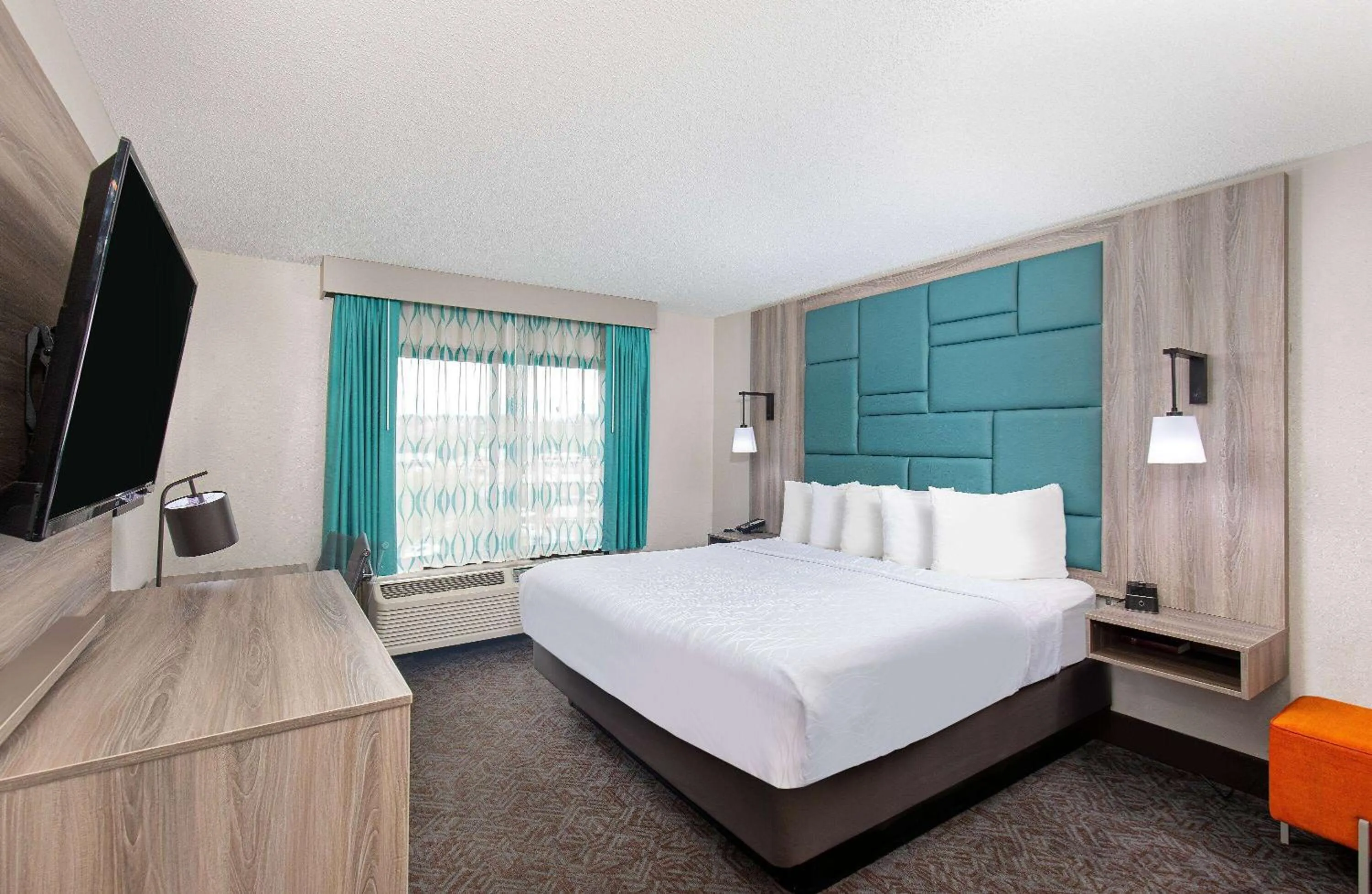 Photo of the whole room, Bed in La Quinta Inn by Wyndham Pigeon Forge-Dollywood