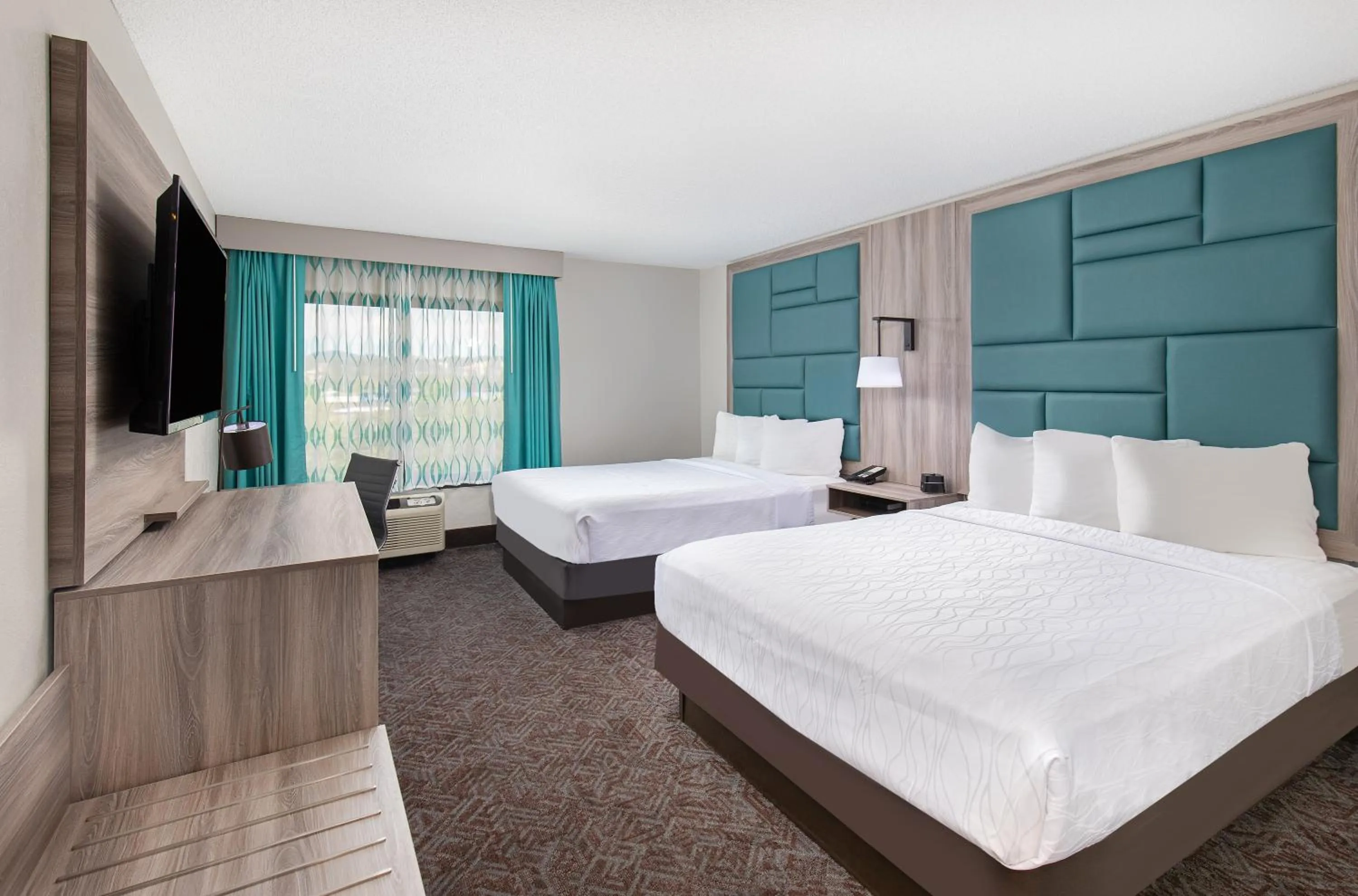 Bed in La Quinta Inn by Wyndham Pigeon Forge-Dollywood