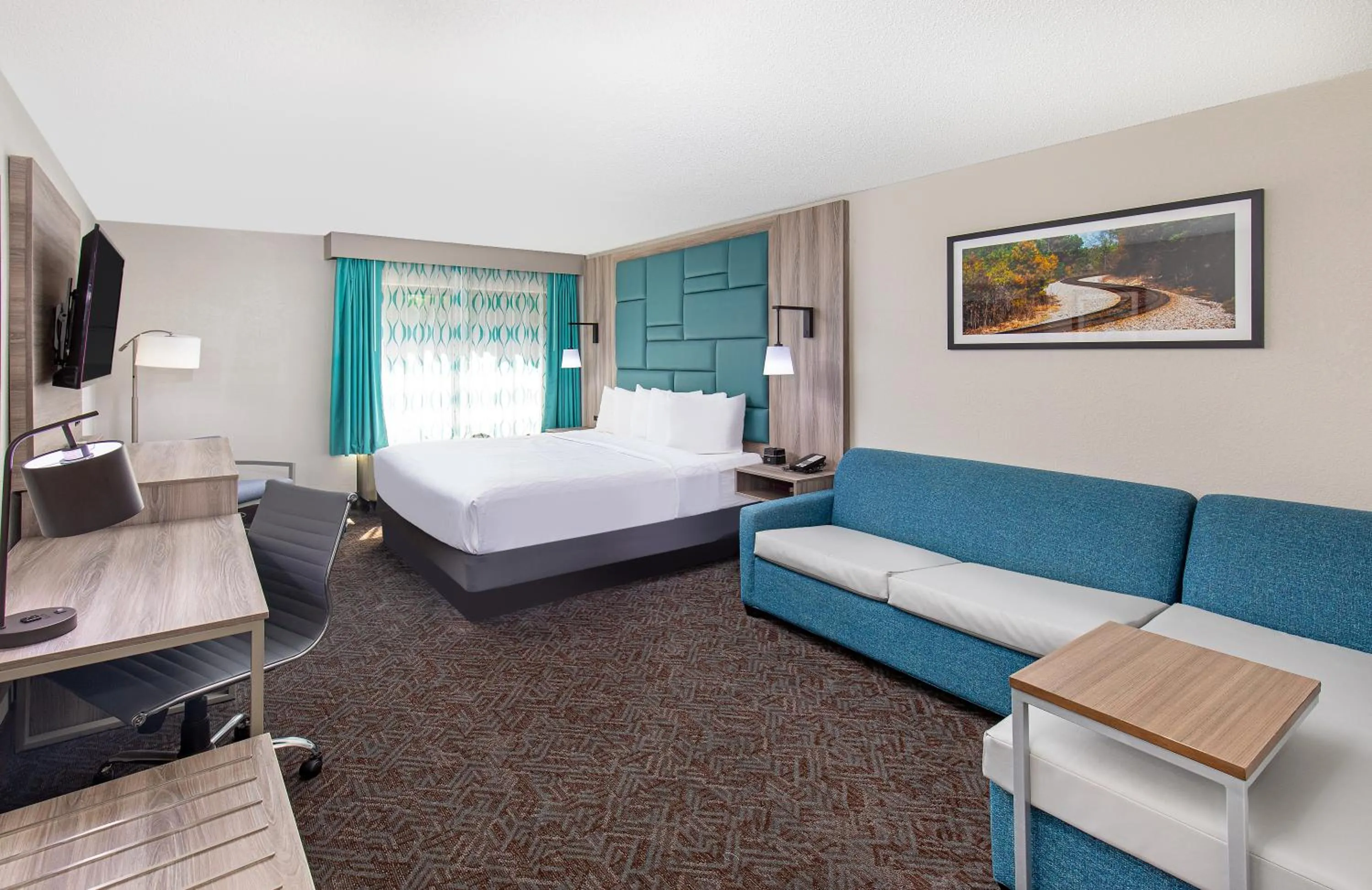 Bed in La Quinta Inn by Wyndham Pigeon Forge-Dollywood
