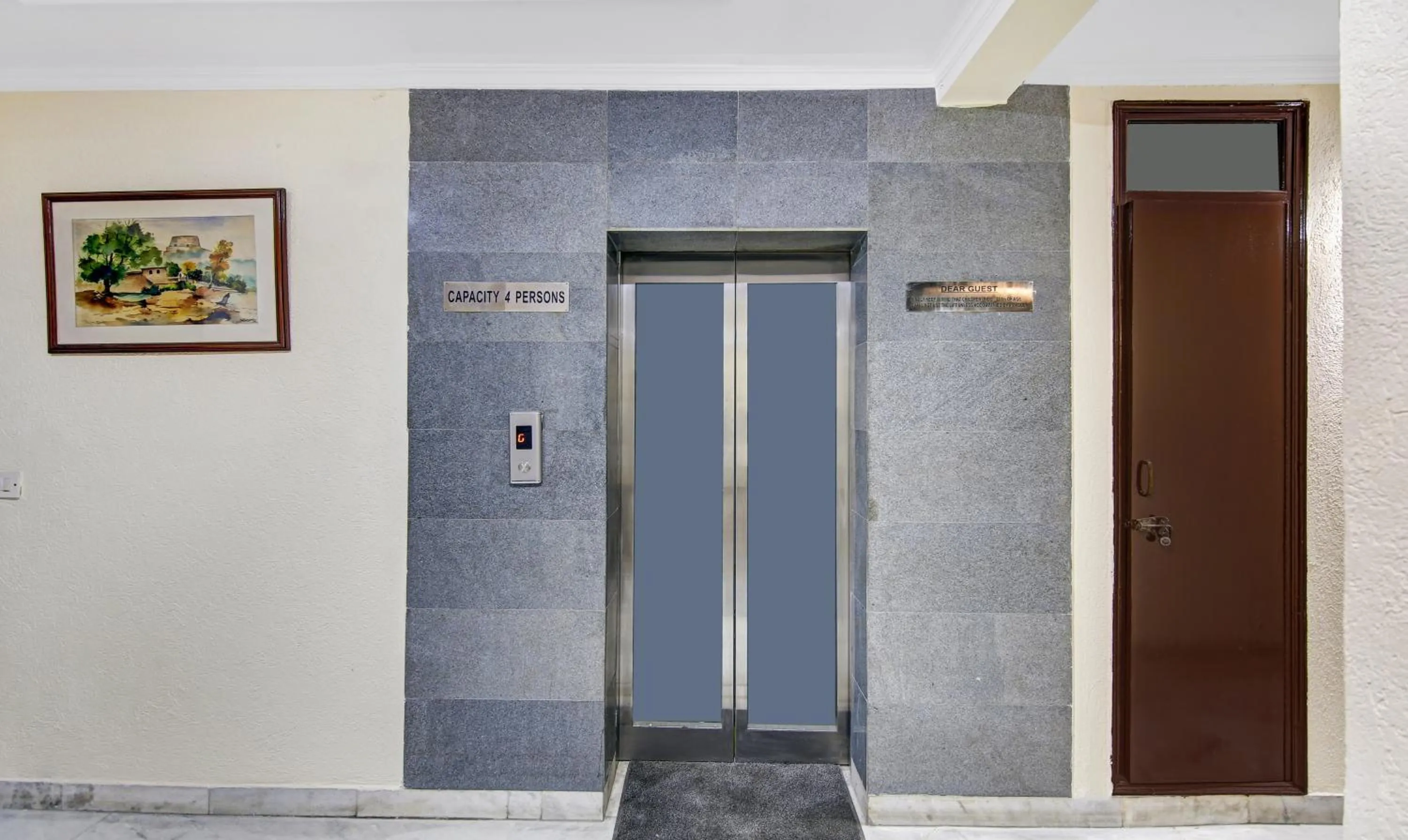 elevator in Itsy Hotels Arien International