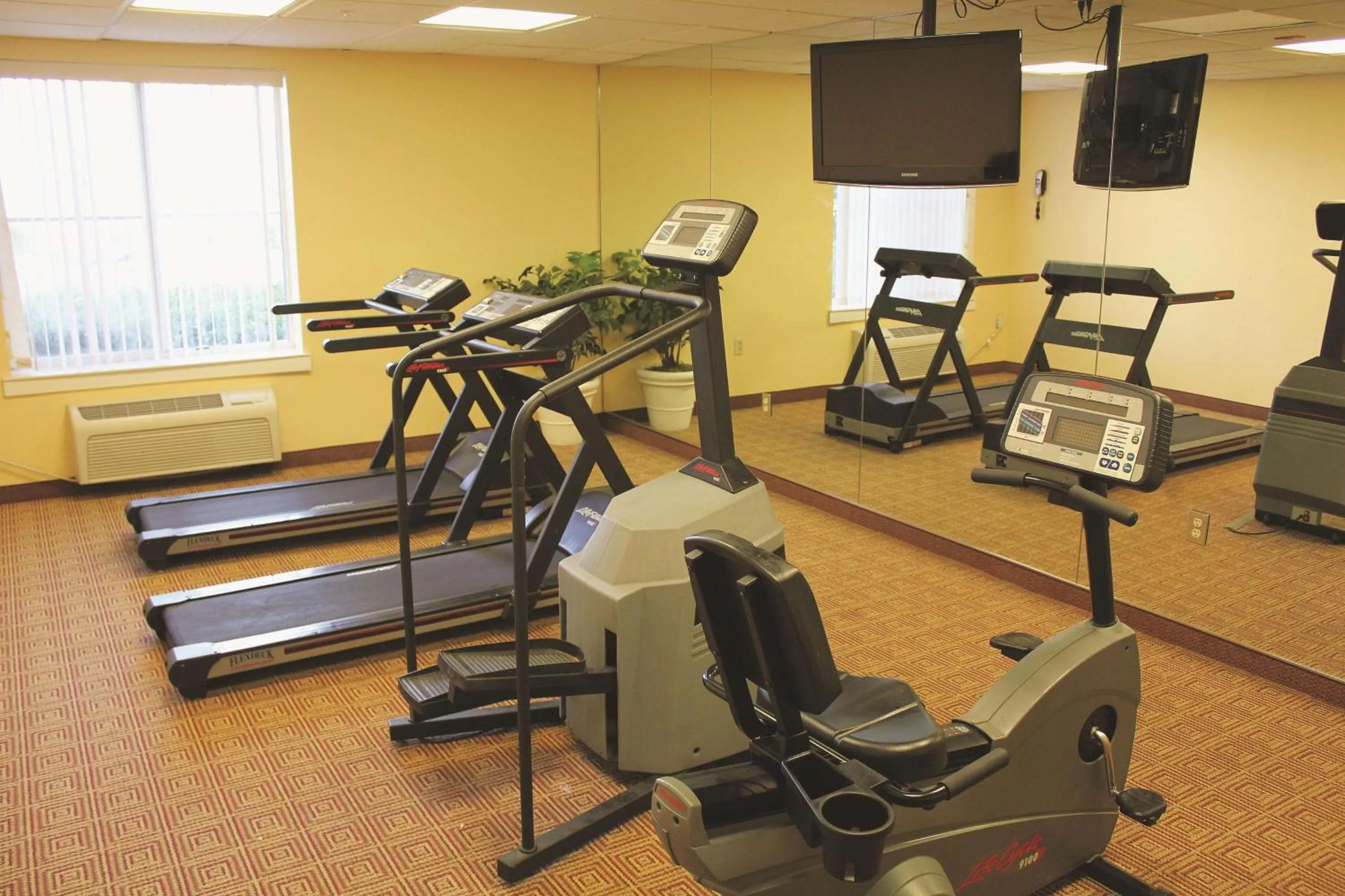 Fitness centre/facilities in La Quinta Inn & Suites by Wyndham Sawgrass