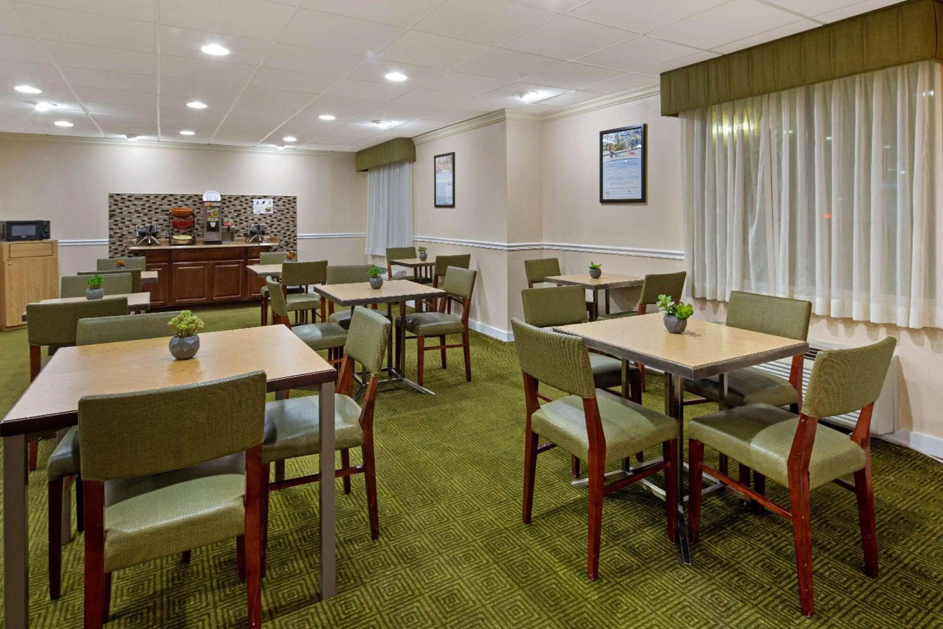 Restaurant/places to eat in La Quinta Inn & Suites by Wyndham Sawgrass