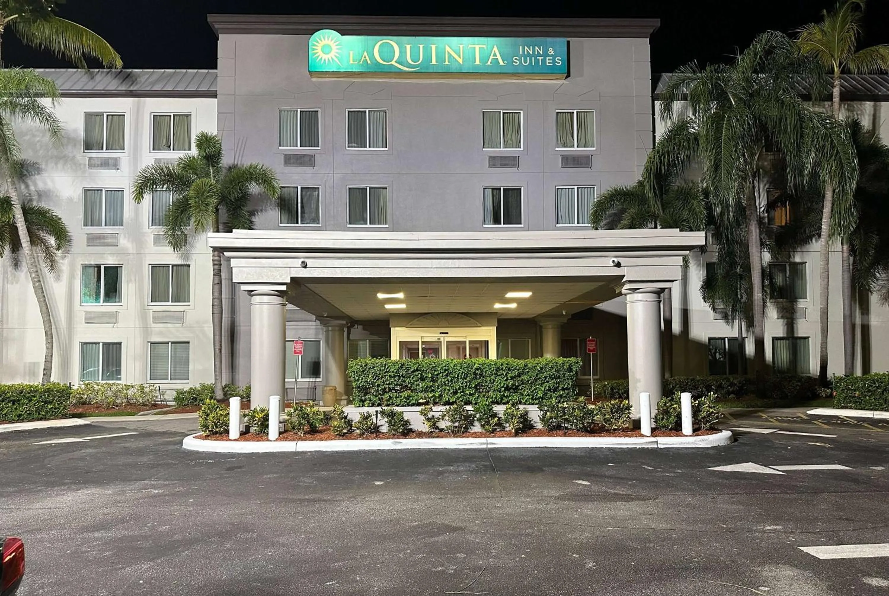 Property building in La Quinta Inn & Suites by Wyndham Sawgrass