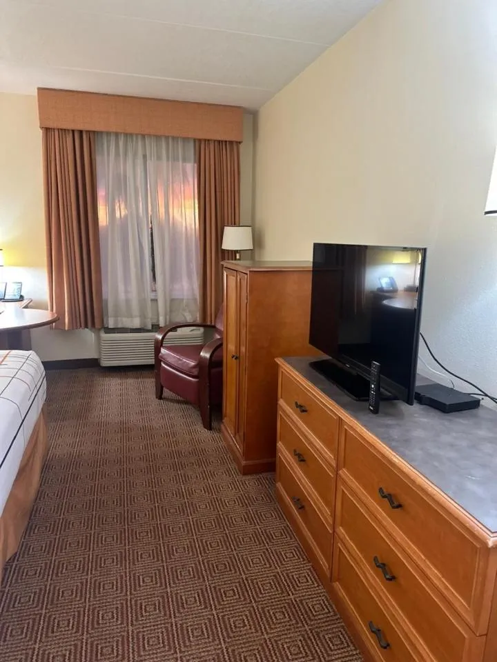 Bed in La Quinta Inn & Suites by Wyndham Sawgrass