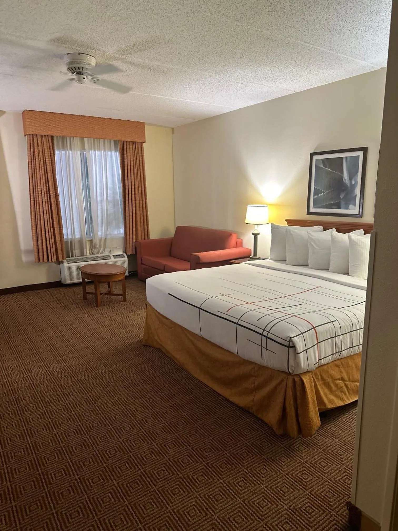 Bed in La Quinta Inn & Suites by Wyndham Sawgrass