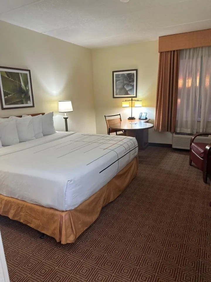 Bed in La Quinta Inn & Suites by Wyndham Sawgrass