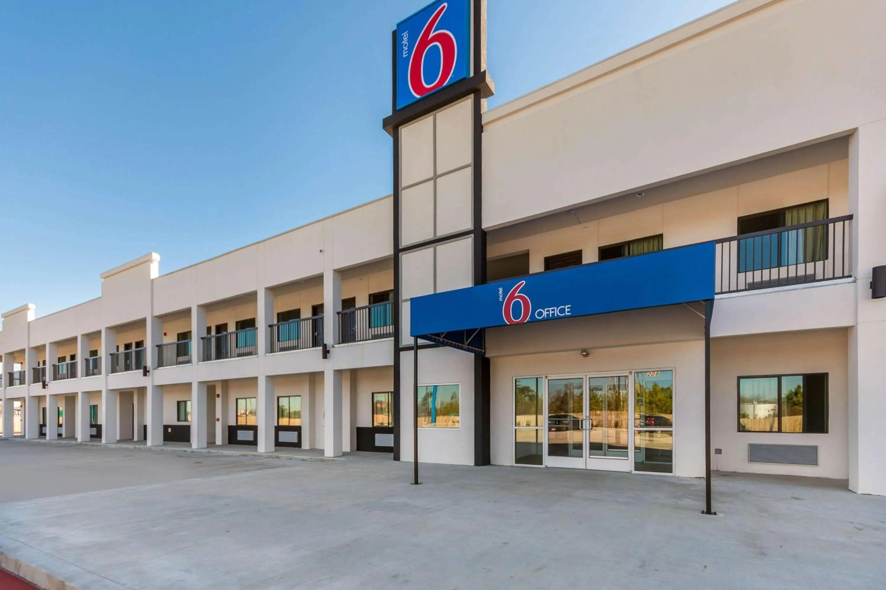 Property building in Motel 6-Channelview, TX