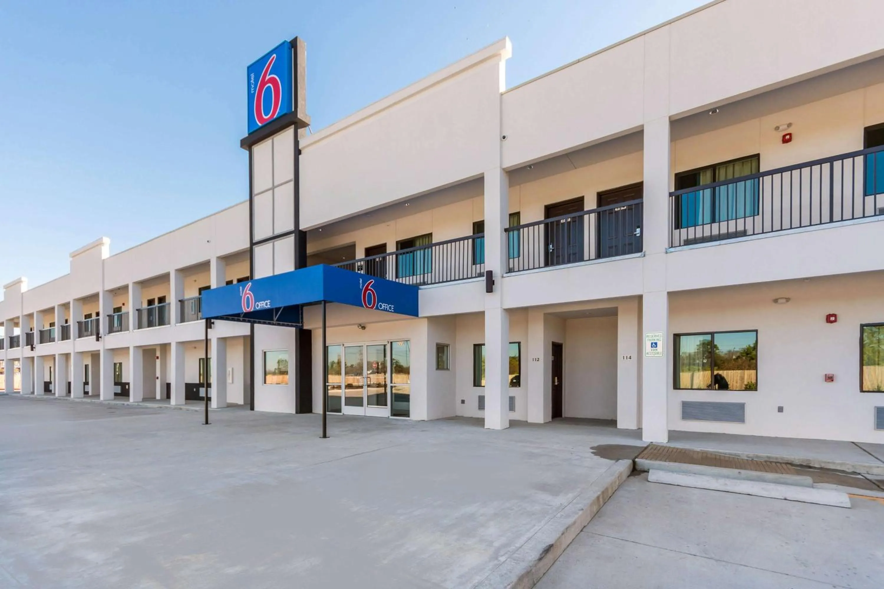 Property building in Motel 6-Channelview, TX