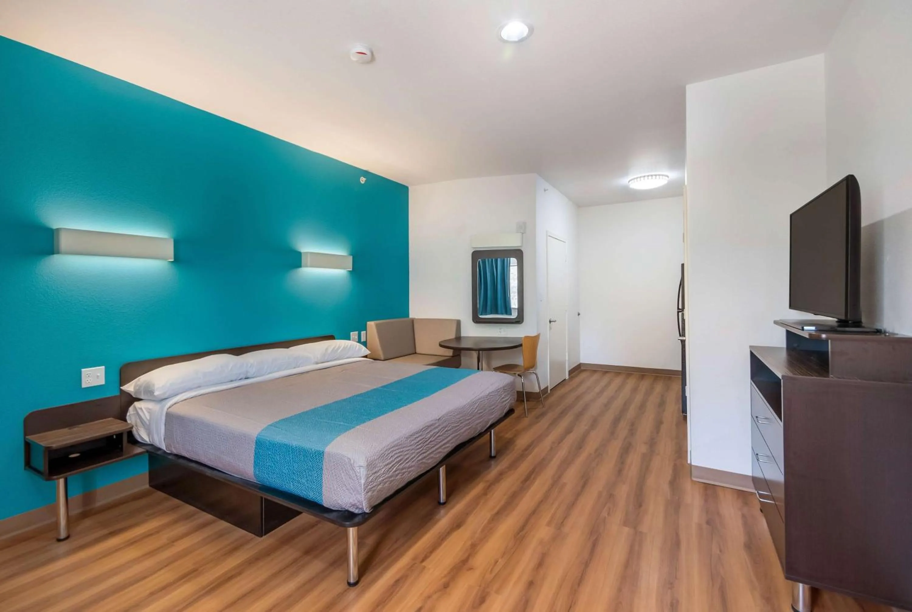 TV and multimedia, Bed in Motel 6-Channelview, TX