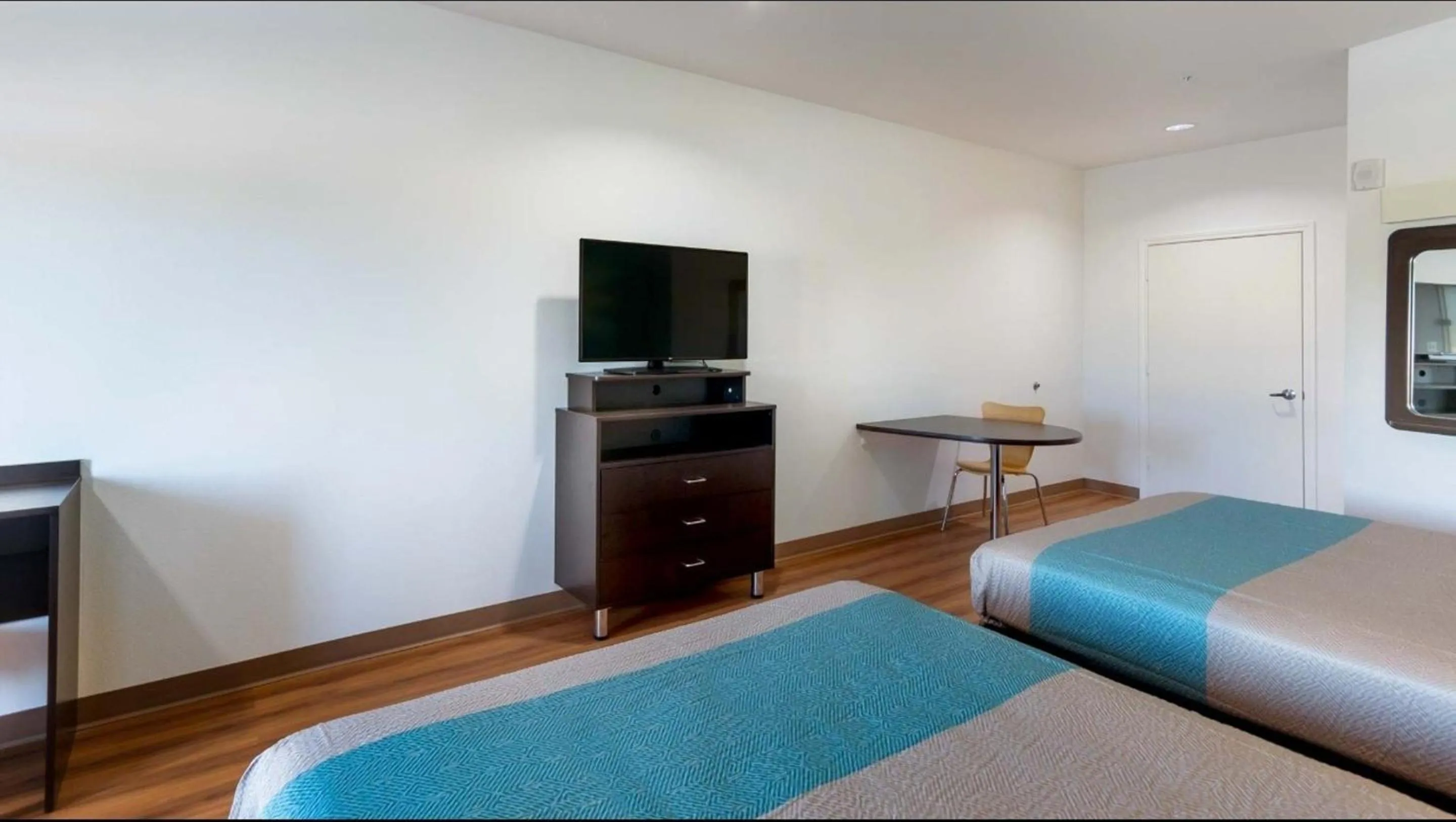 Bedroom in Motel 6-Channelview, TX