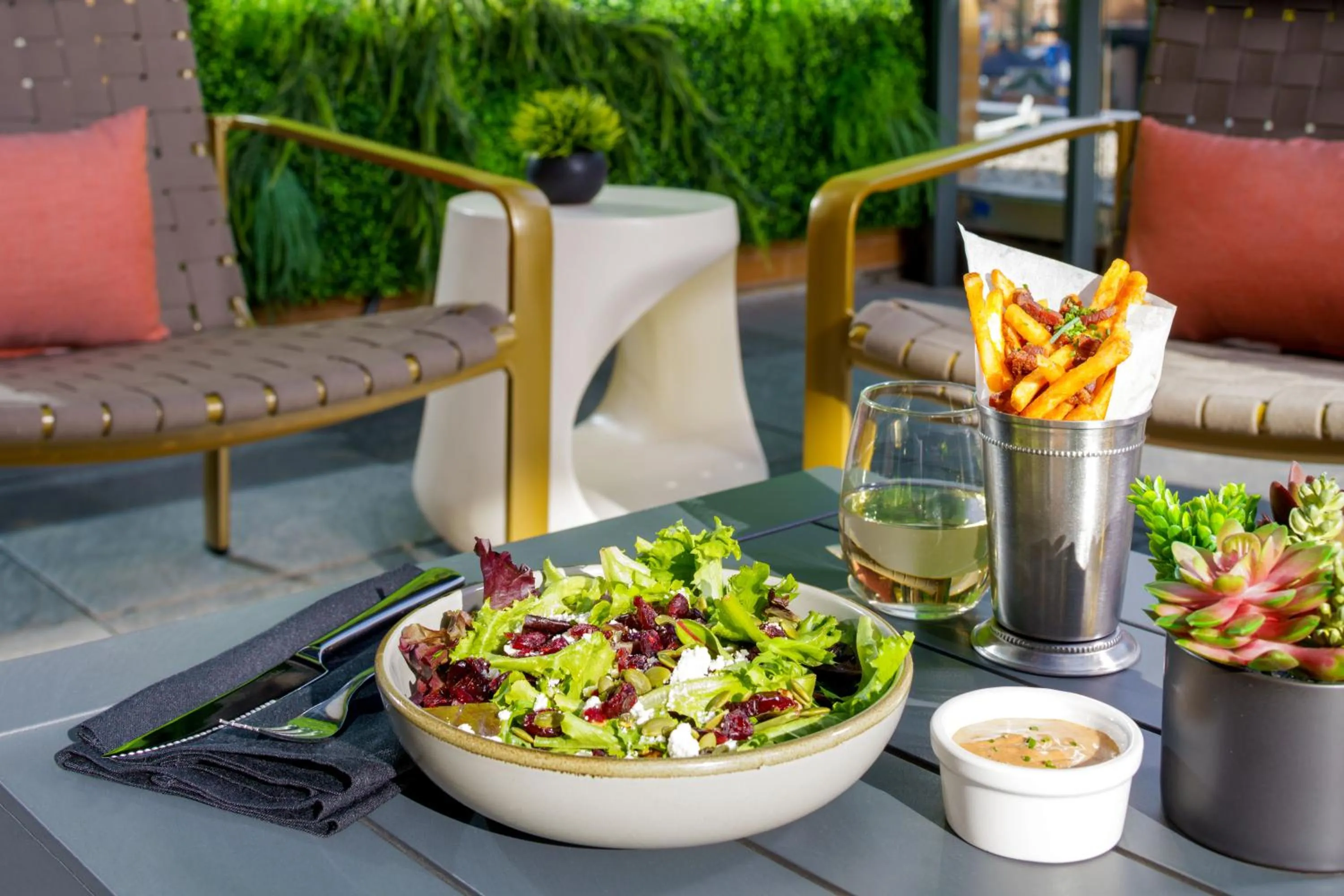 Restaurant/places to eat in Hyatt House Indianapolis Downtown