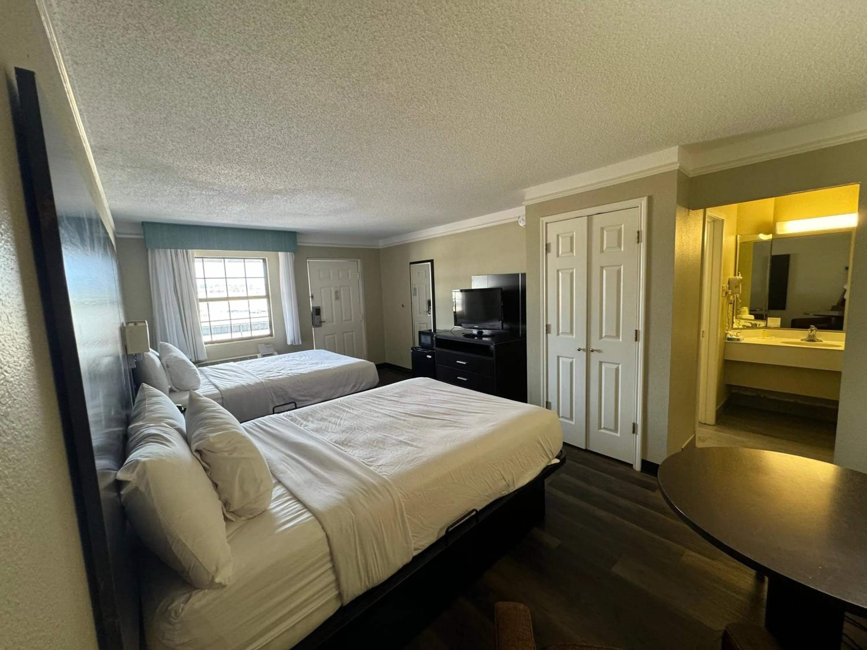 Bedroom, Bed in Travelodge by Wyndham Tuscaloosa