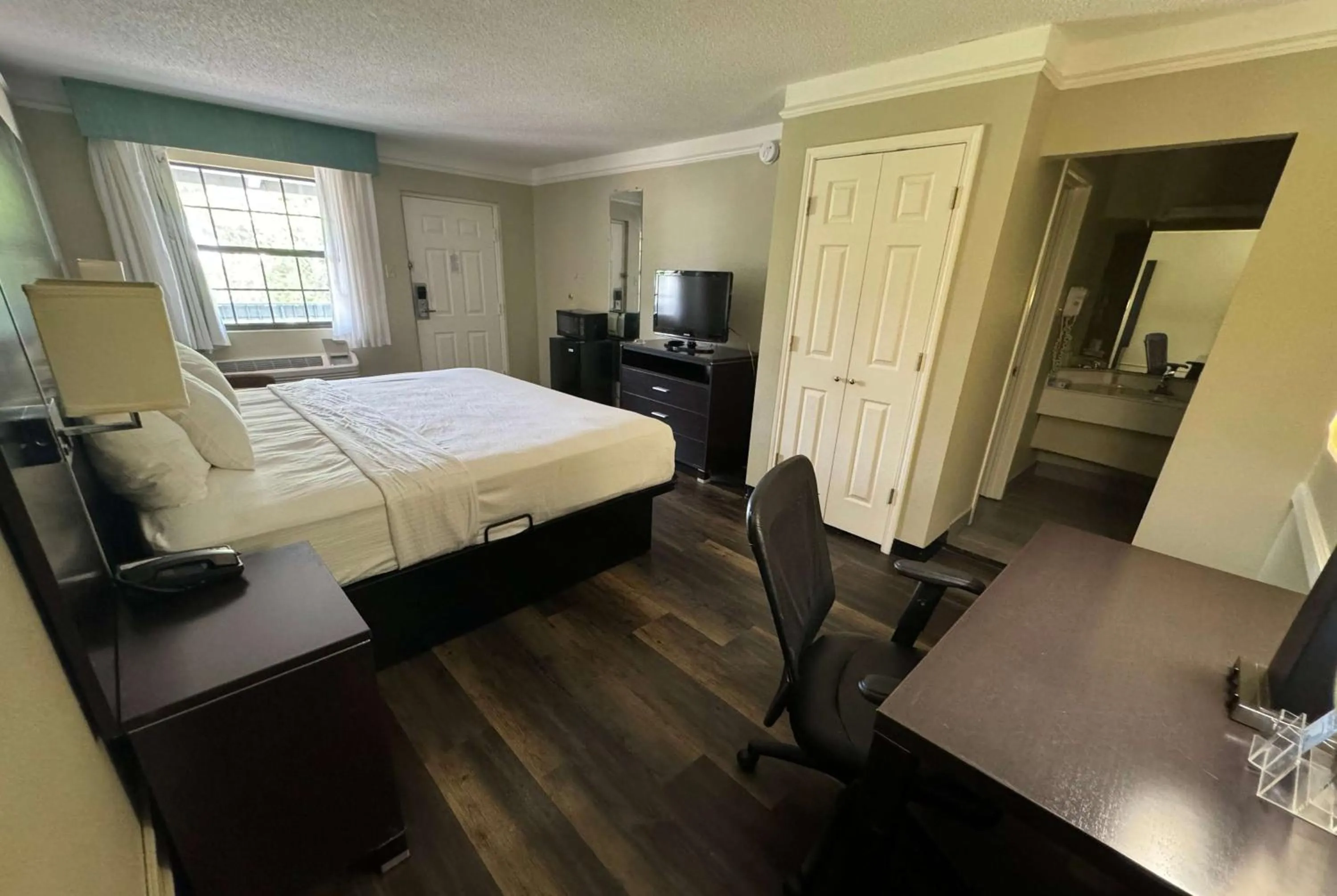 Photo of the whole room, Bed in Travelodge by Wyndham Tuscaloosa