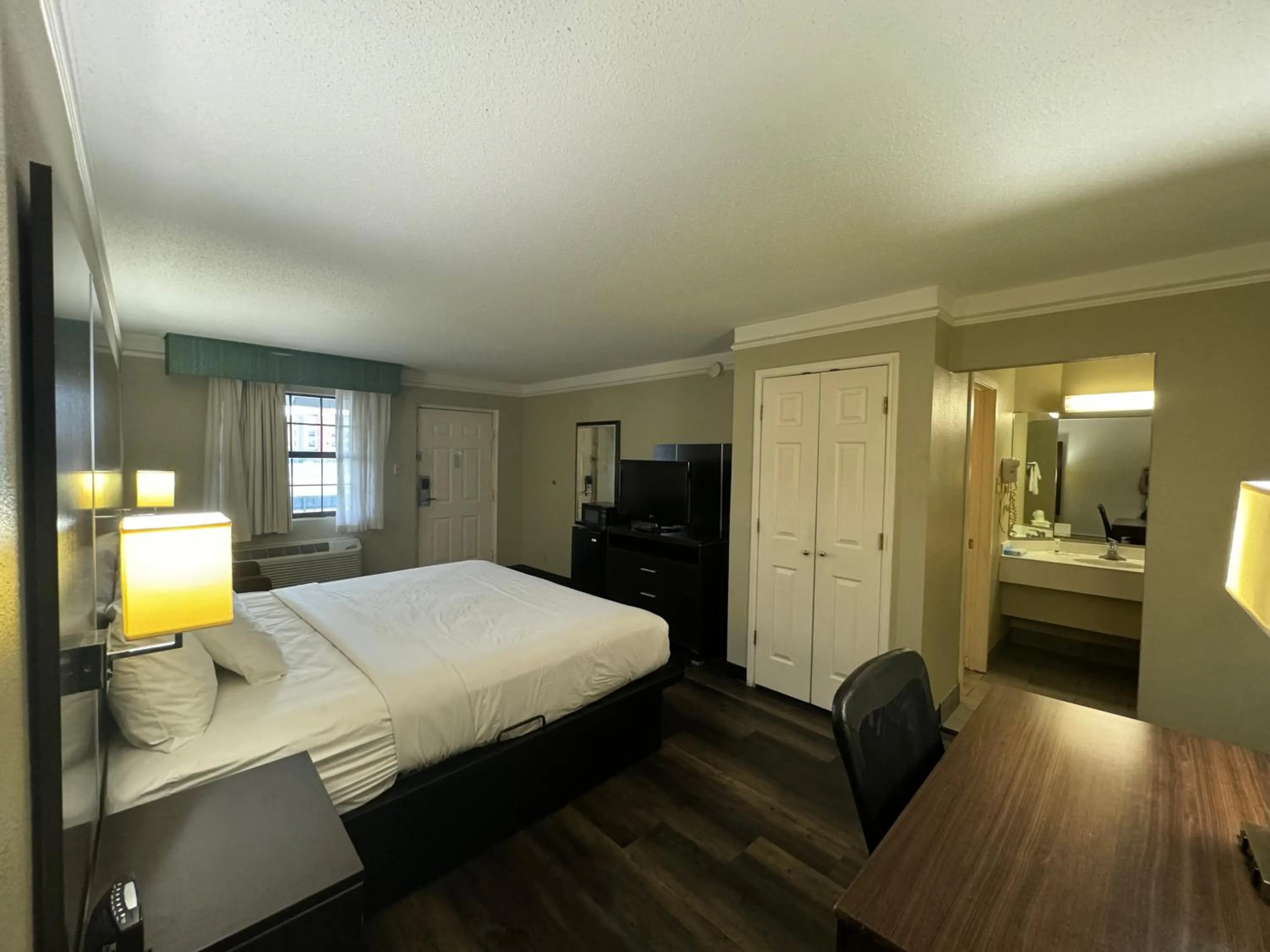 Bedroom, Bed in Travelodge by Wyndham Tuscaloosa