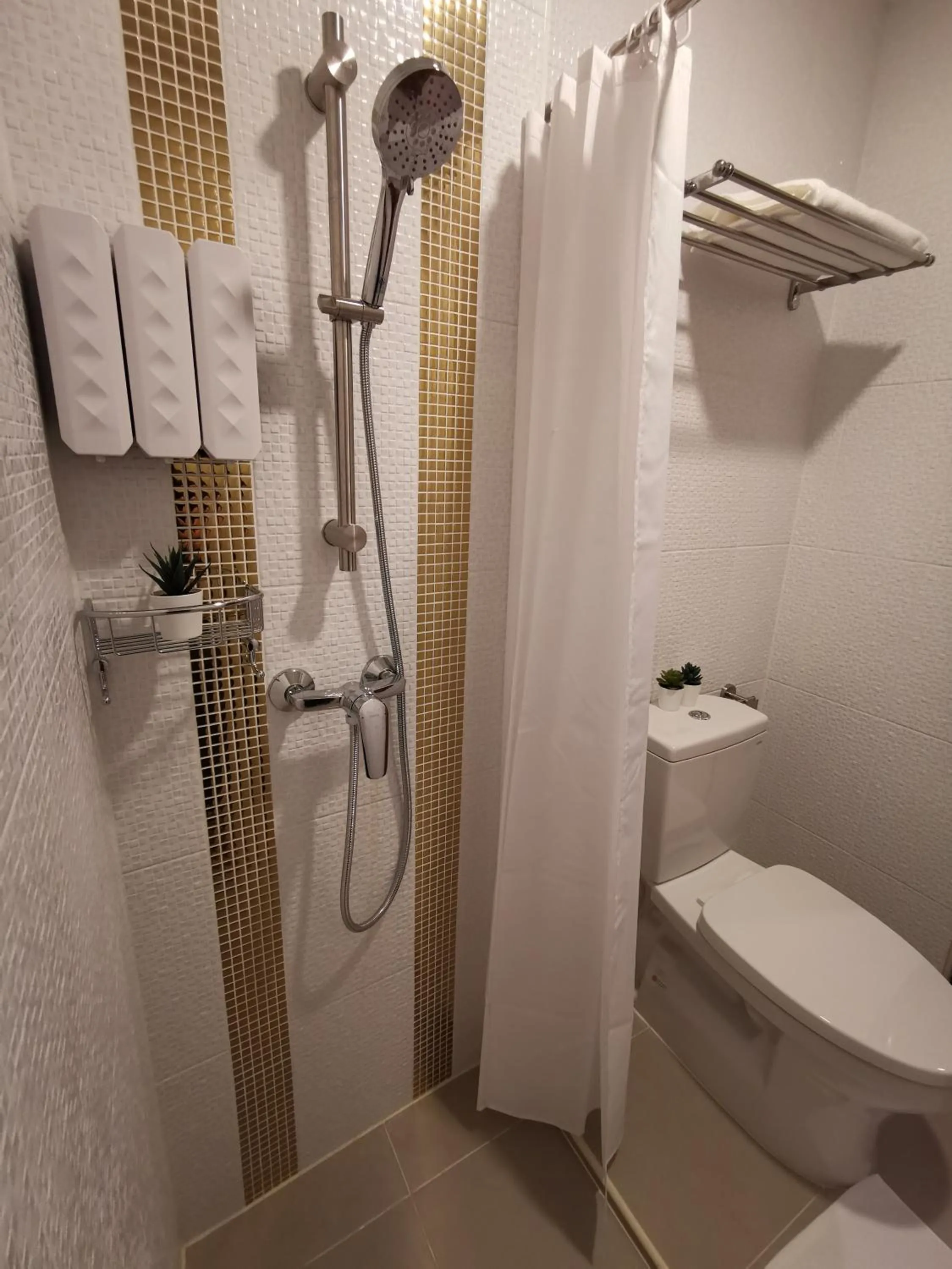 Shower in Fang Chiang Mai โรงแรมแฟงเชียงใหม่