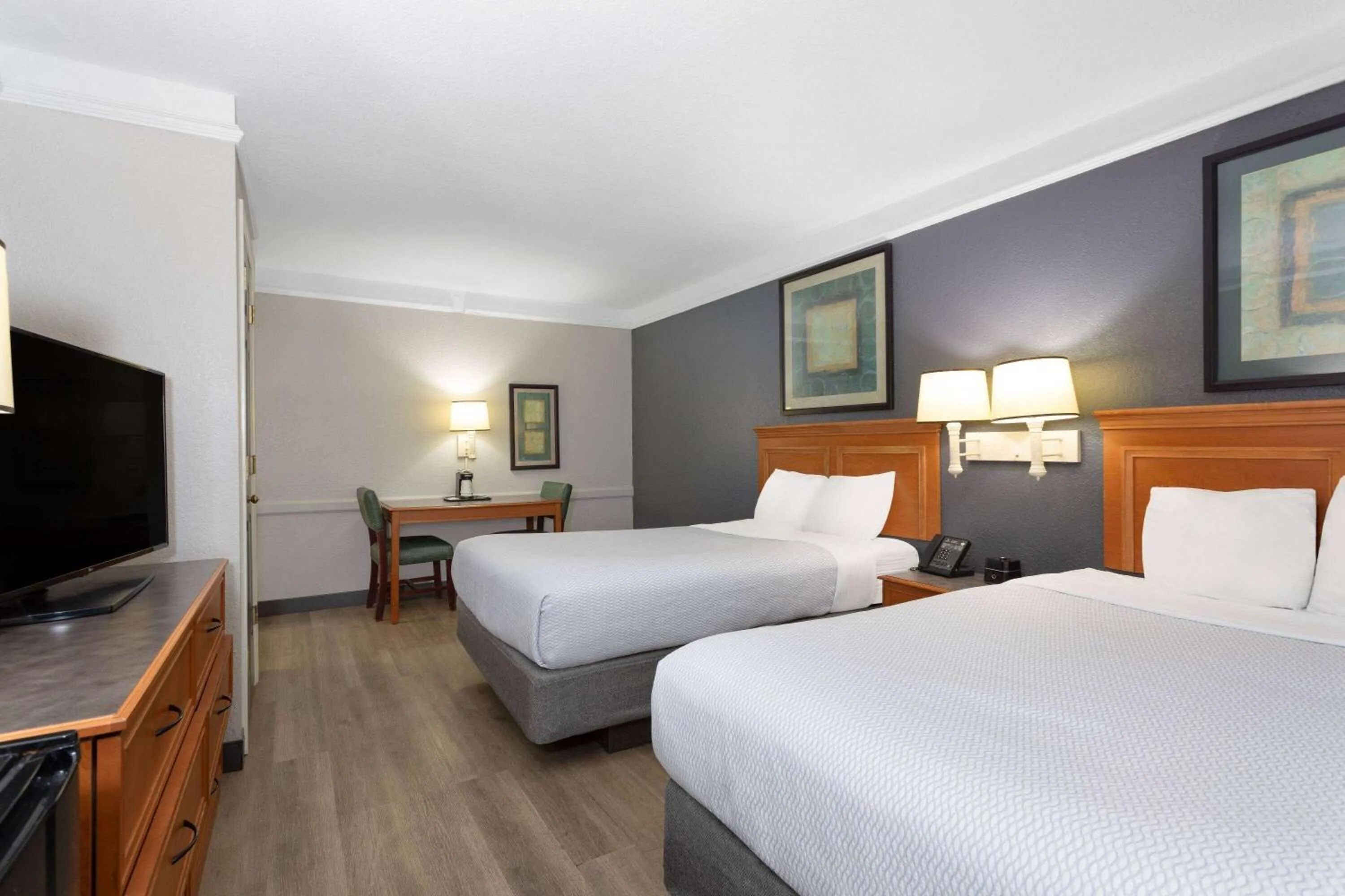 Photo of the whole room, Bed in La Quinta Inn by Wyndham Pensacola