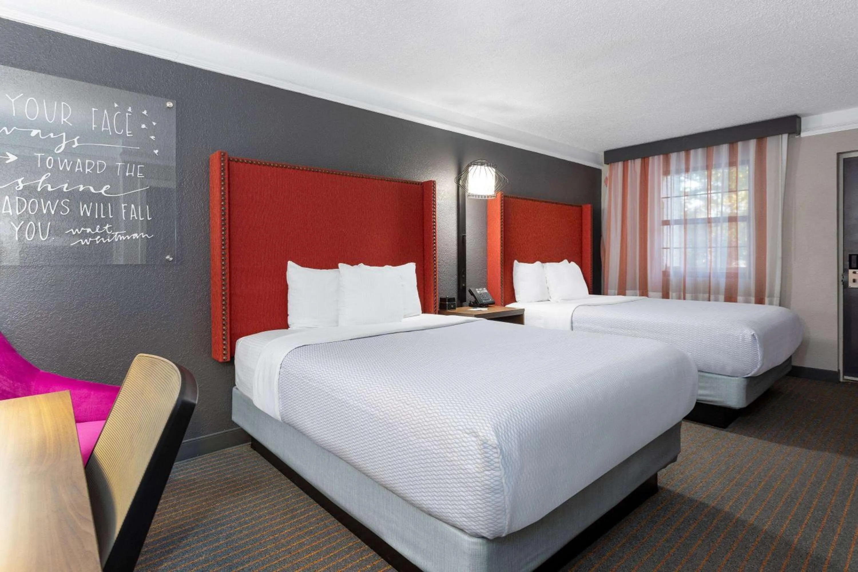 Photo of the whole room, Bed in La Quinta Inn by Wyndham Pensacola