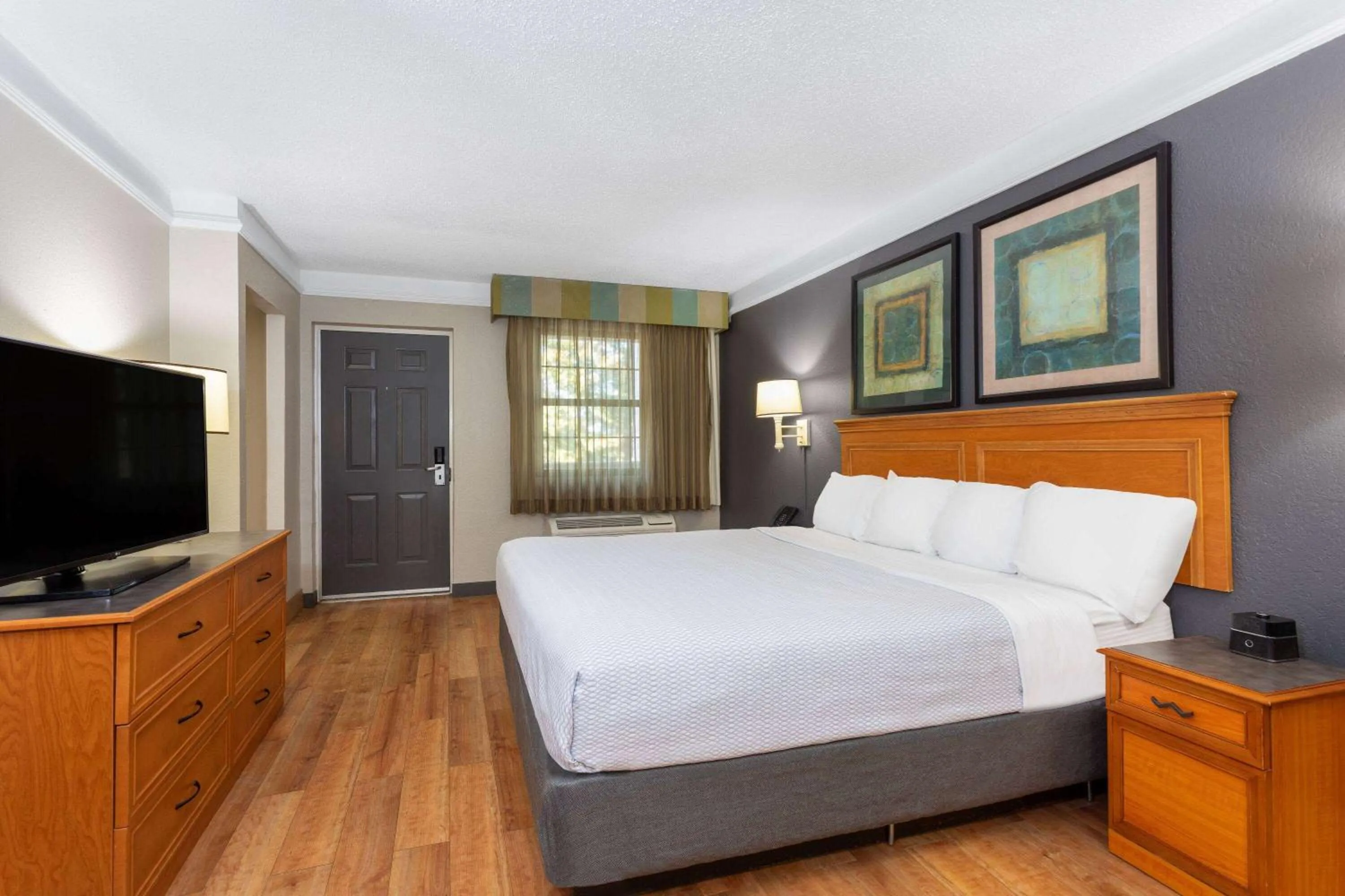 Photo of the whole room, Bed in La Quinta Inn by Wyndham Pensacola