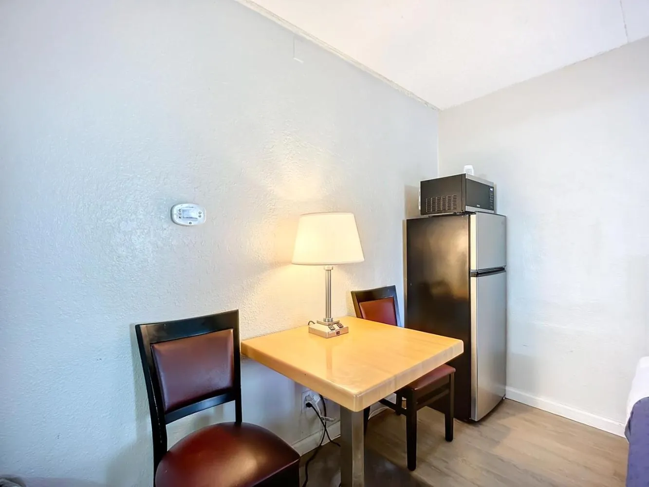 Dining area in SoHo Inn and Suites Jacksonville North