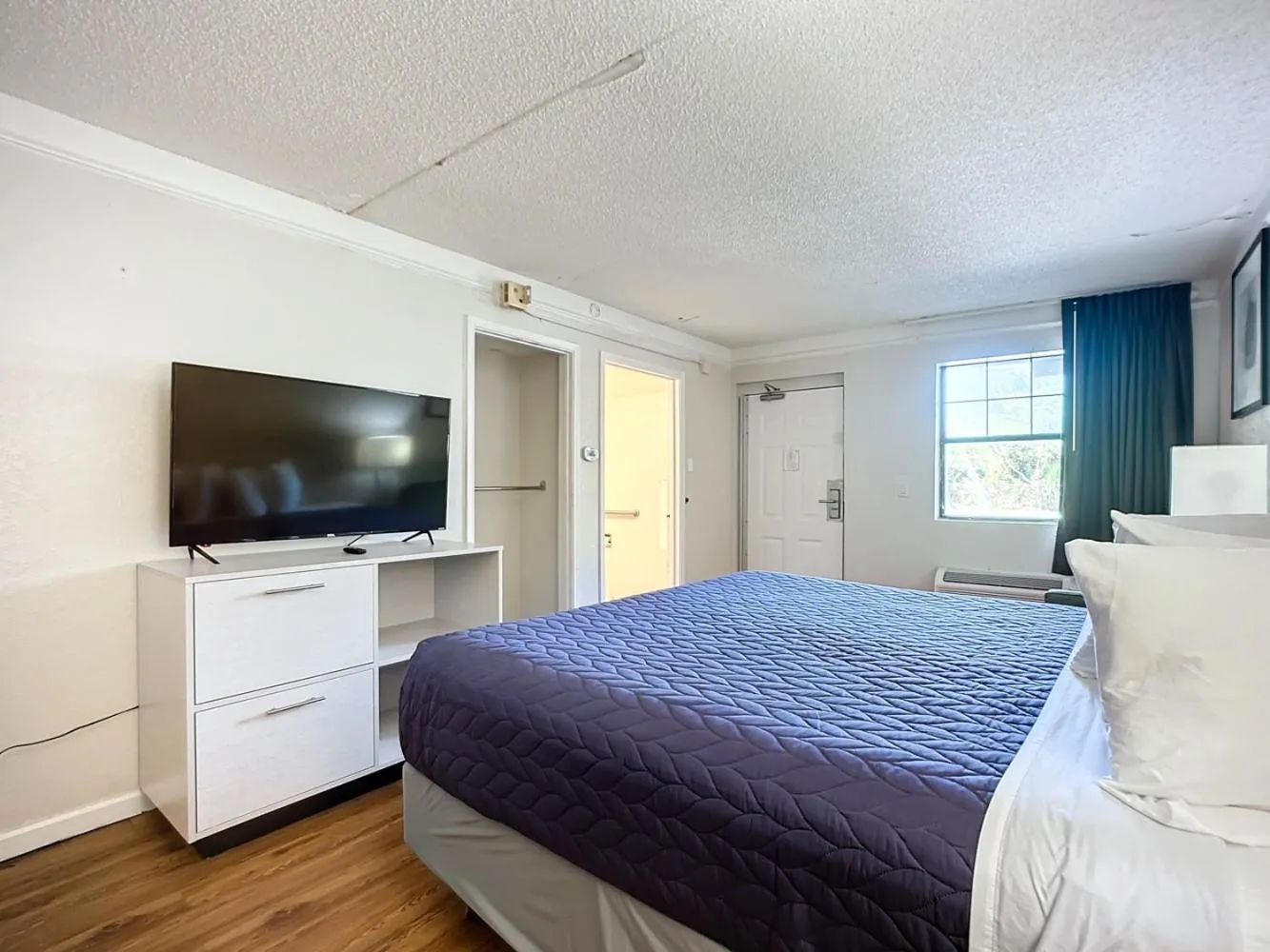 Communal lounge/ TV room, Bed in SoHo Inn and Suites Jacksonville North