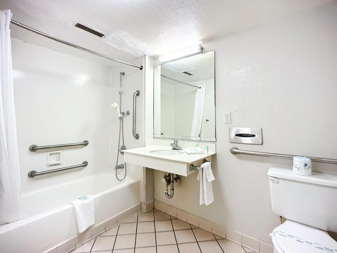 Shower in SoHo Inn and Suites Jacksonville North