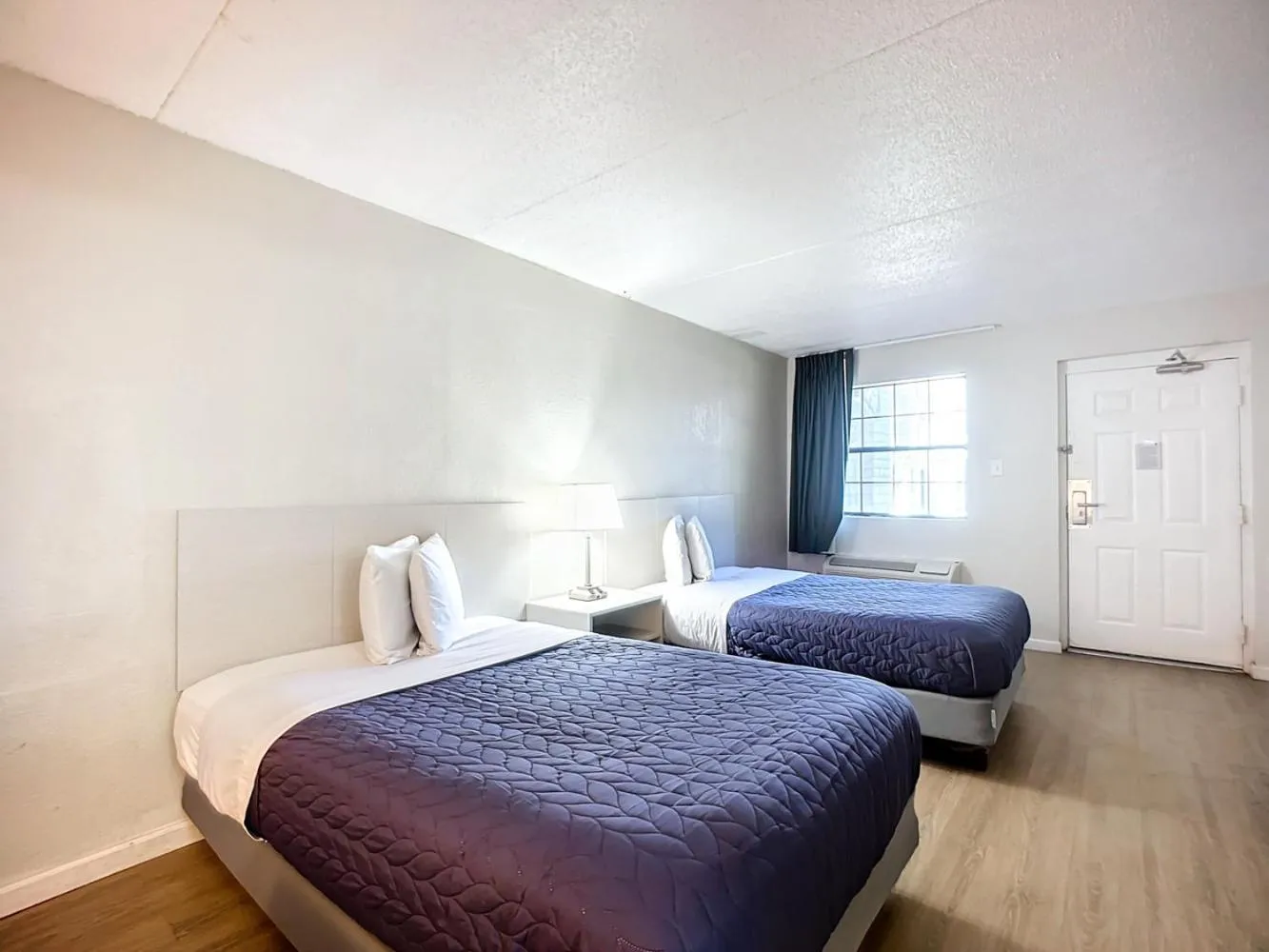 Bed in SoHo Inn and Suites Jacksonville North