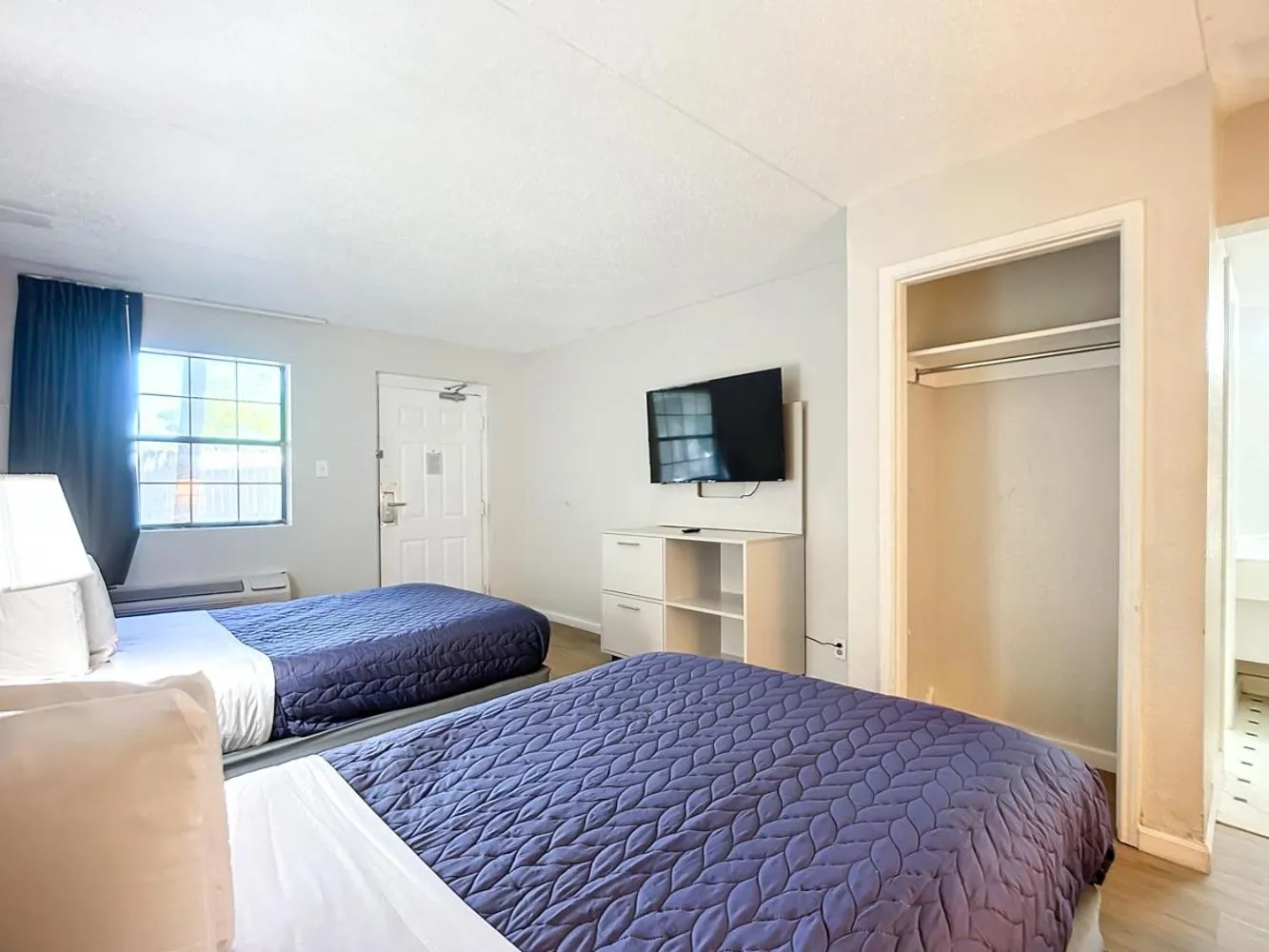 Communal lounge/ TV room, Bed in SoHo Inn and Suites Jacksonville North