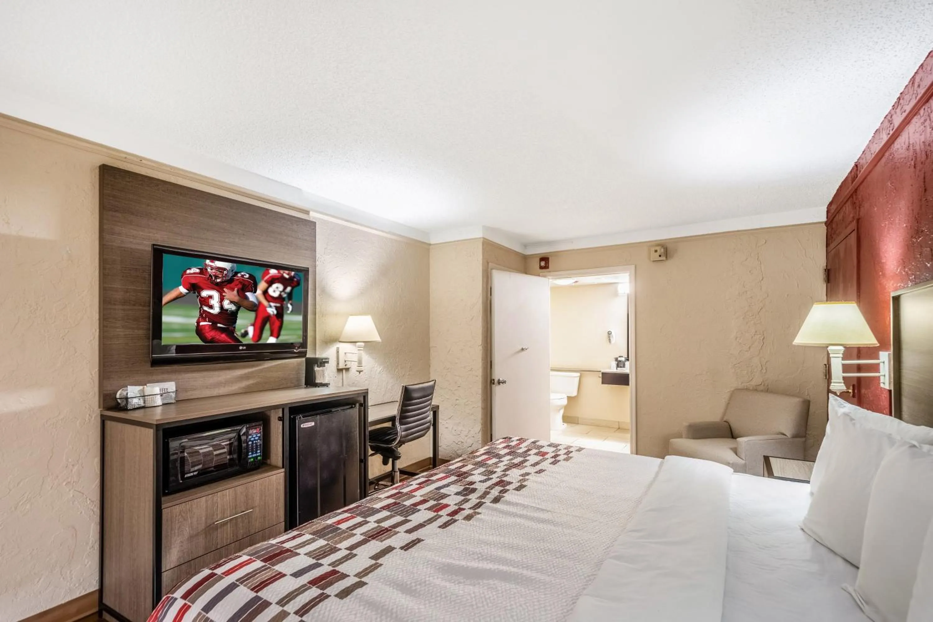 Photo of the whole room, Bed in Red Roof Inn Tampa Bay - St. Petersburg