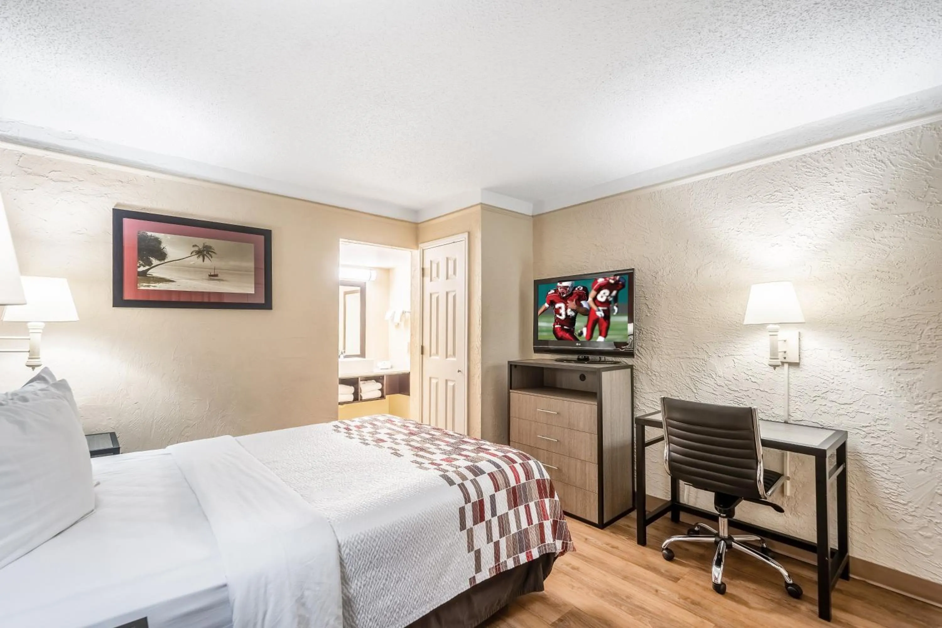 Photo of the whole room, Bed in Red Roof Inn Tampa Bay - St. Petersburg