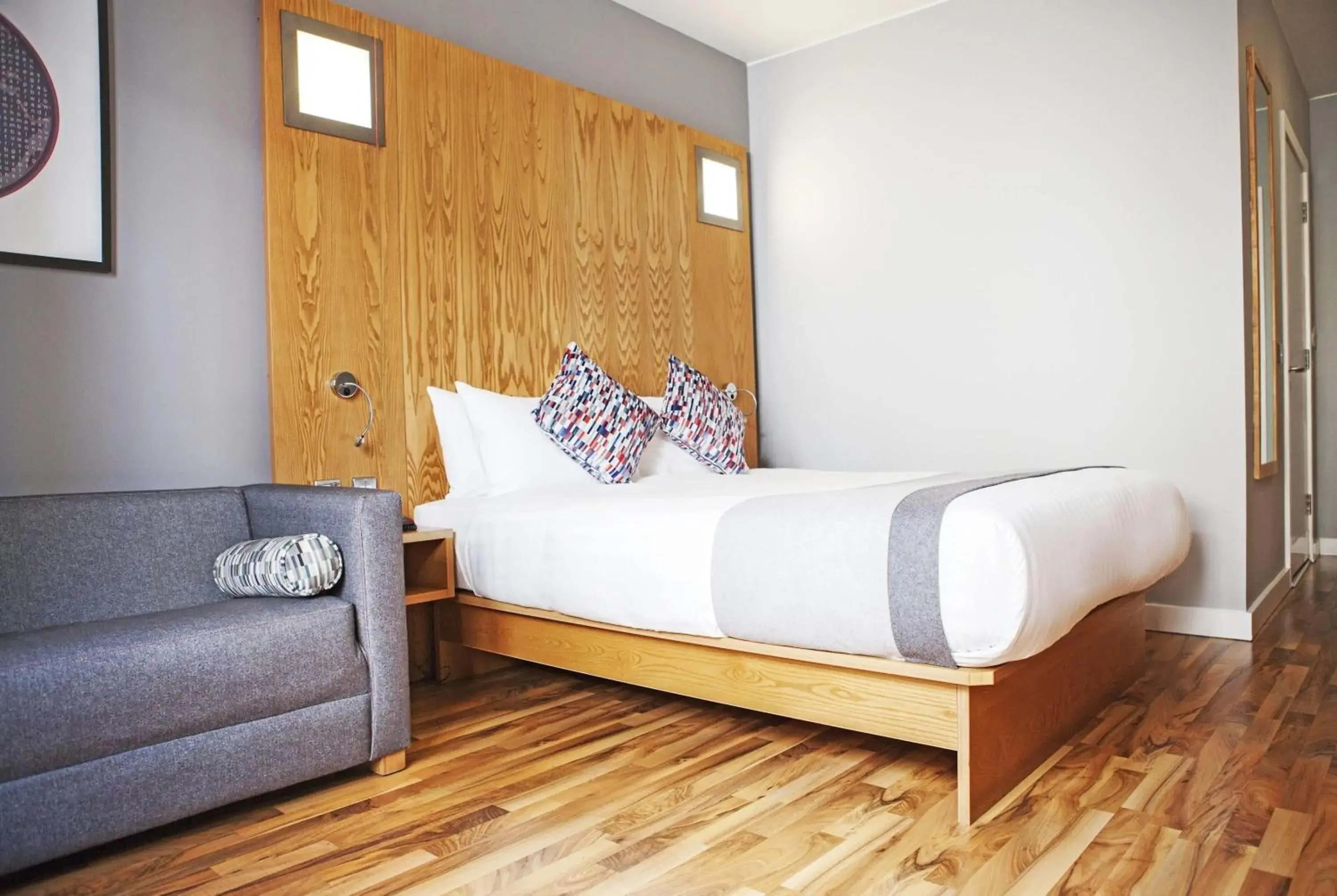 Standard Double Room - Mobility Accessible in Ramada by Wyndham Belfast Standard Double Room - Mobility Accessible in Ramada by Wyndham Belfast