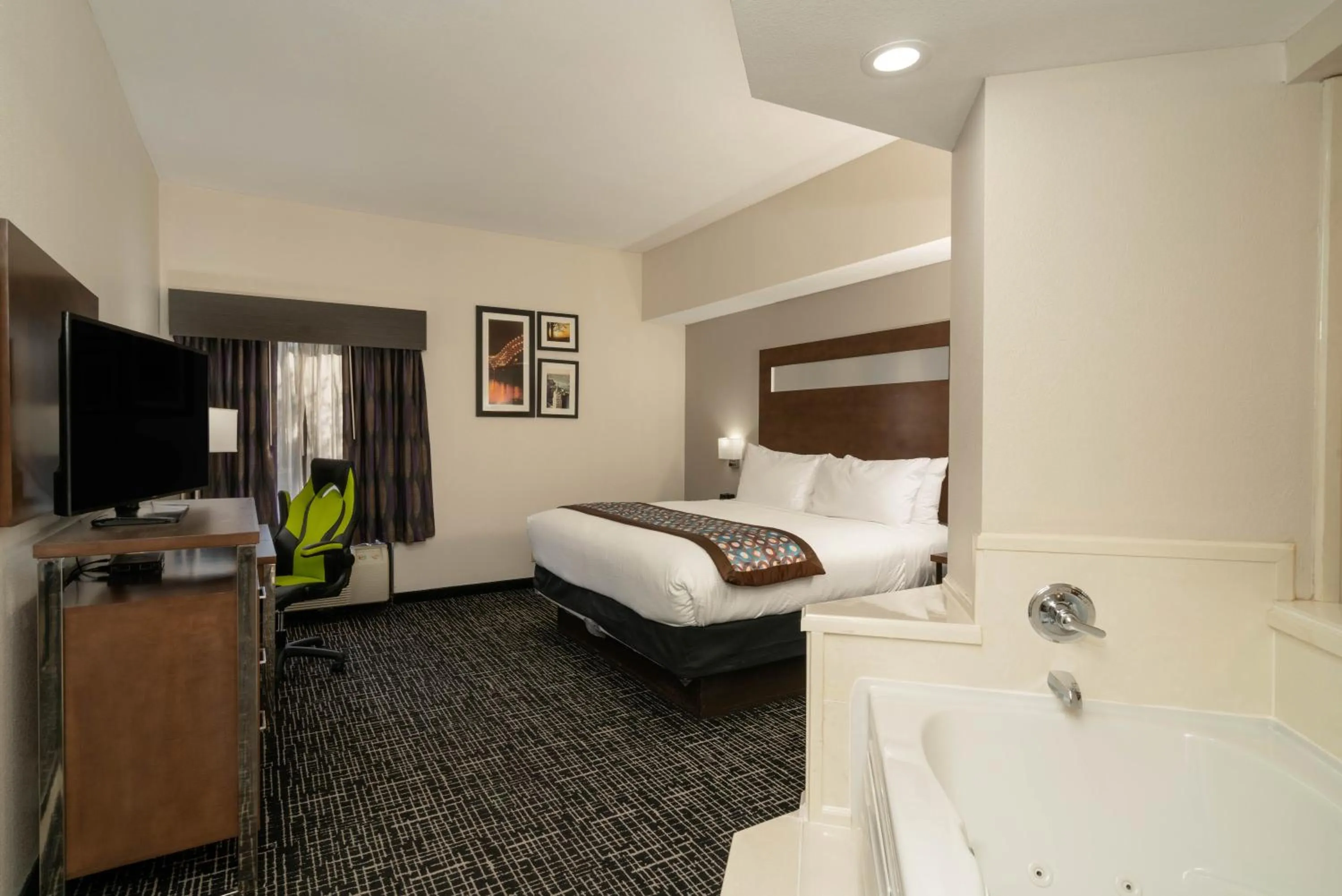 Bedroom, Bed in Wingate by Wyndham Memphis East