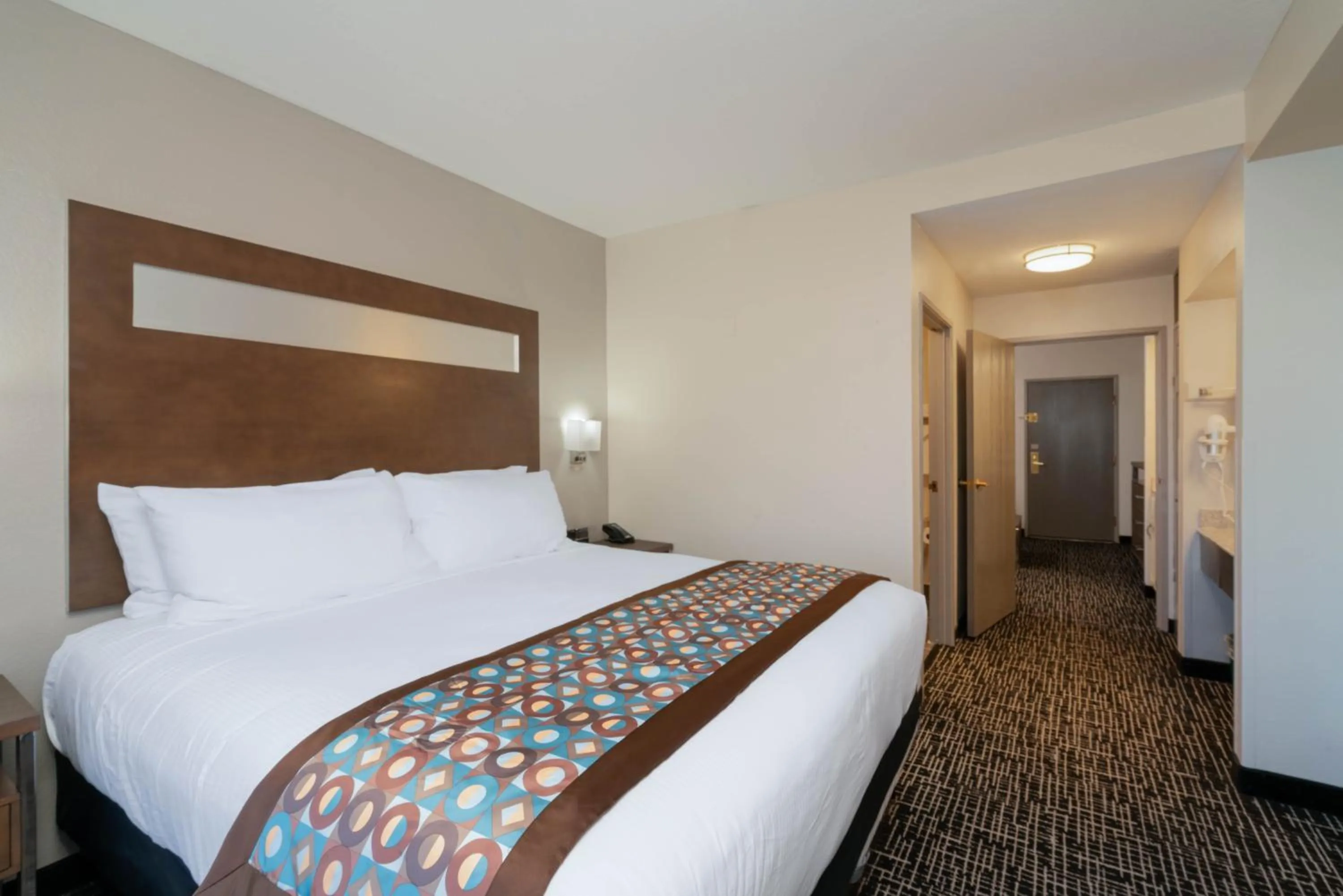 Bedroom, Bed in Wingate by Wyndham Memphis East