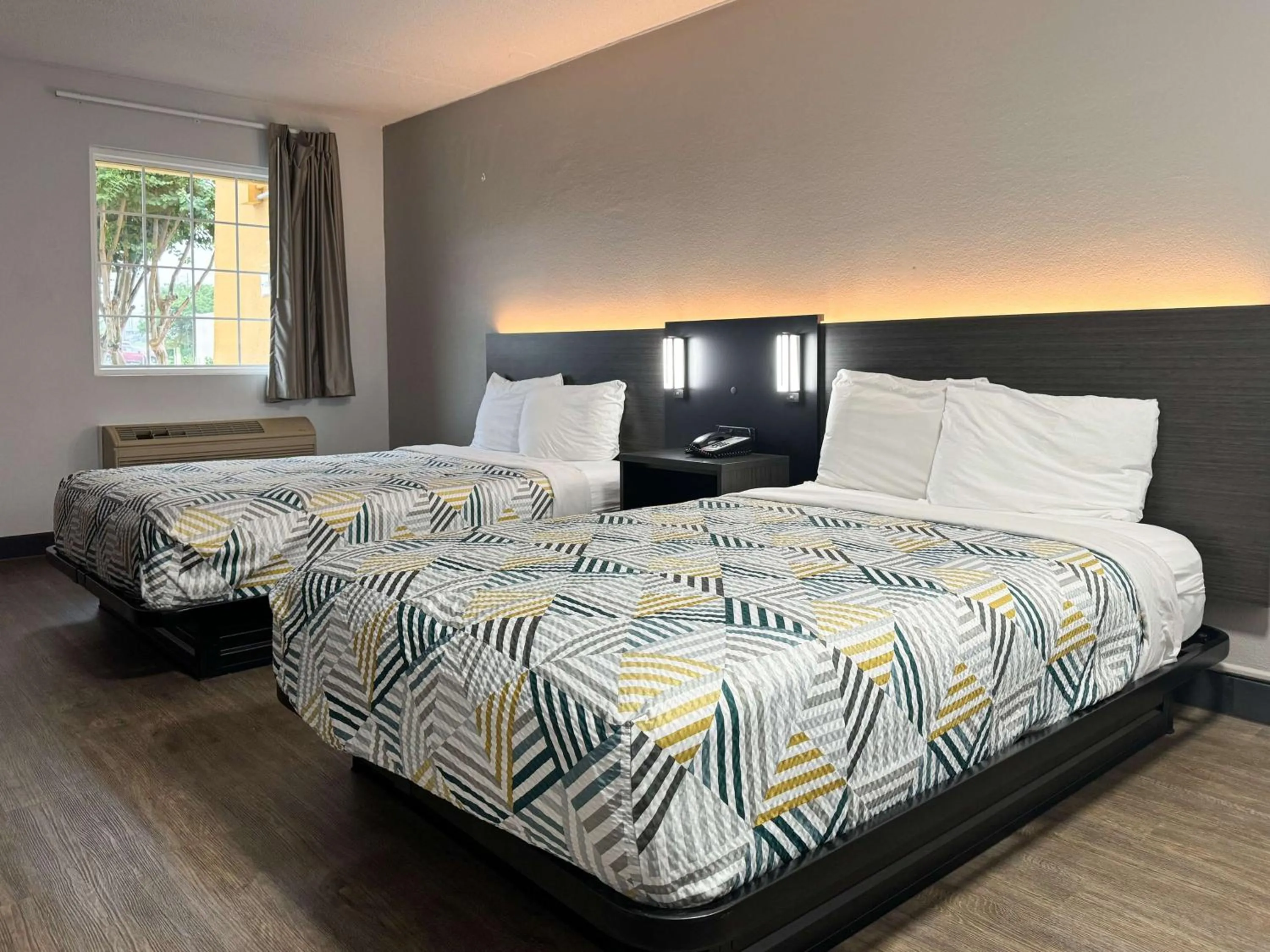 Bedroom, Bed in Motel 6 Huntsville AL University Dr.