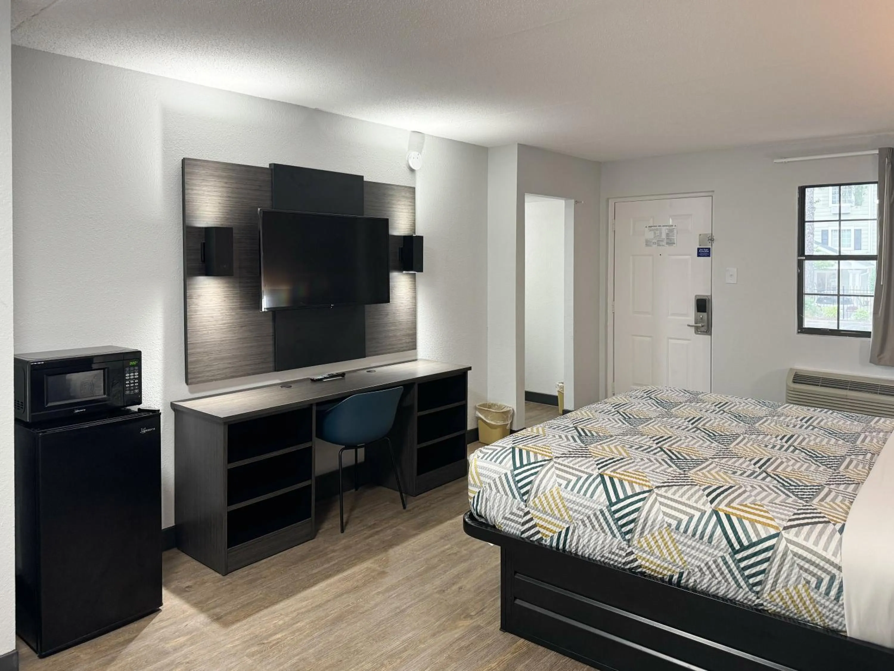 Bedroom, Bed in Motel 6 Huntsville AL University Dr.