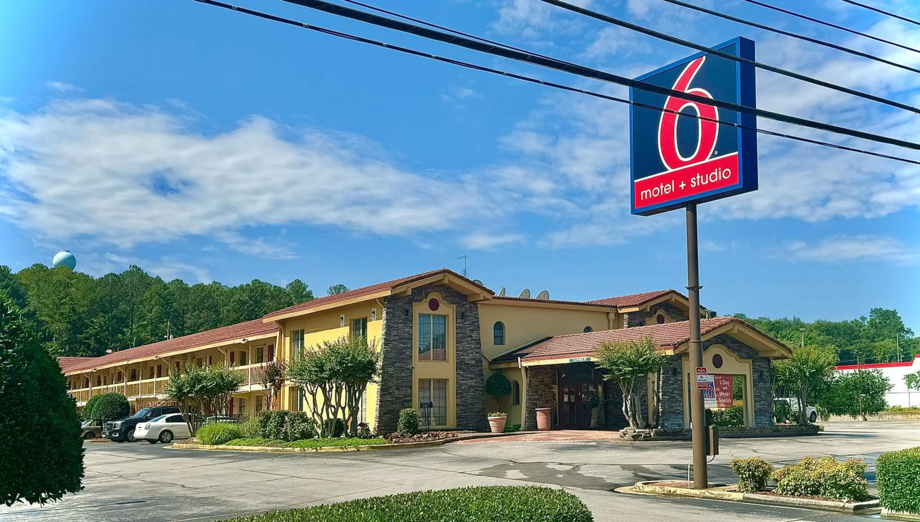 Property building in Motel 6 Huntsville AL University Dr.